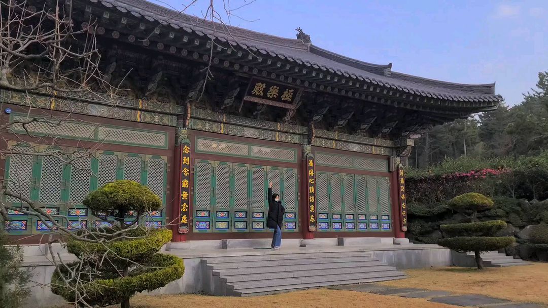 내가 좋아하는 모델과 함께
우리동네 아주 고즈넉하고 
예쁜 절에서 놀다왔어요

#제주삼양추천여행#인스타릴스놀이#제주절
