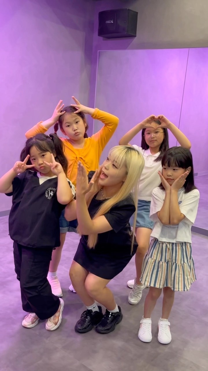 아가들과 몇 살 차이 나는 선생님일까요 ? 🧏🏻‍♀️🤍
.
.
.
.
.
#stayc #cheekyicythang #reels #dancechallenge #스테이씨 #stayc #치아땡 #치아땡챌린지 #선생님 #춤
