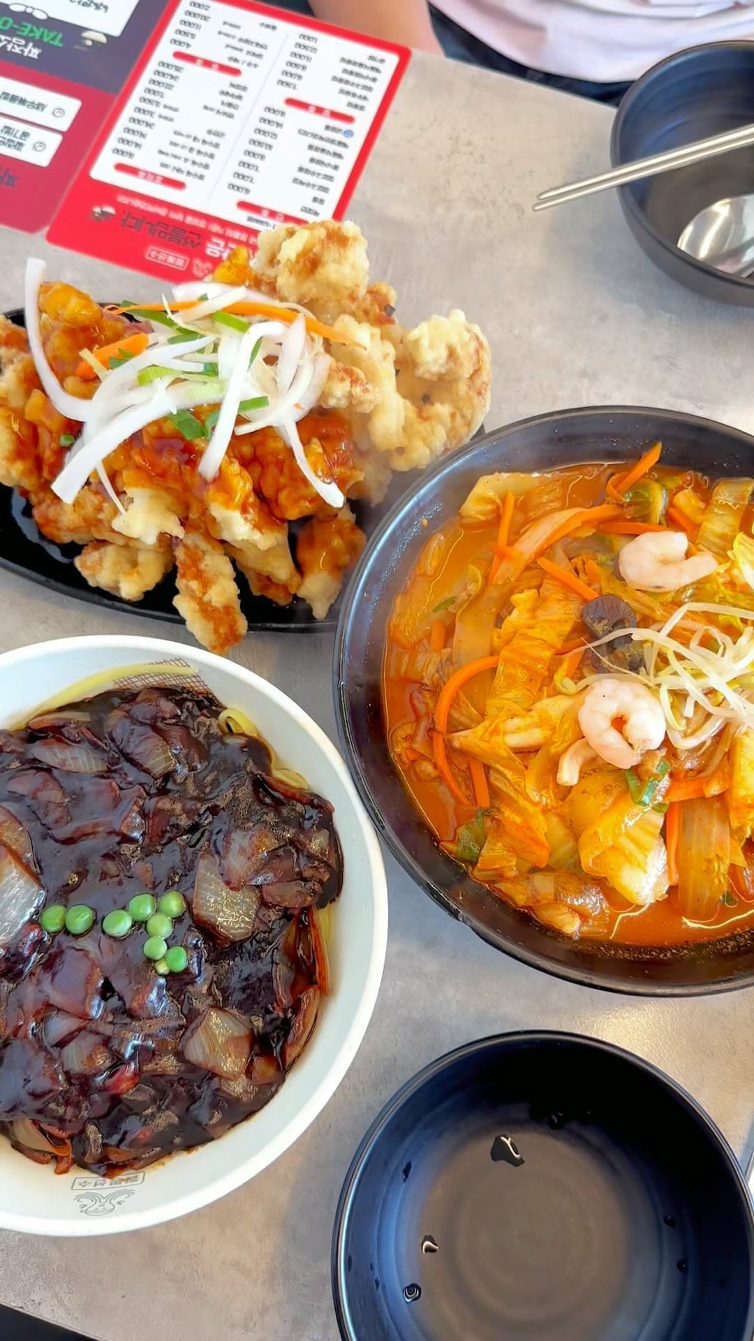 🐥성북구_ #짬뽕선수성신여대점 #협찬 

짬뽕 맛집 짬뽕선수 다녀왔어요!! 좋은 기회가 되서 짬뽕선수 다녀왔는데 워낙 남편이 짬뽕 좋아하는데 남편도 너무 맛있었다고 만족해하더라구요!!

위치는 성신여대입구역 2번출구로 나와서 조금만 걸어가면 보이는 곳에 있는데요! 성신여대 맛집인만큼 줄서서 먹었답니다! 2층이여서 계단에서 기다리는데 배달 기사님들 엄청 많이 오시더라구요! 그래서 기대 더 업업!!! 앞에 가족 한팀밖에 대기 없어서 금방 들어갔는데 안에 사람 엄청 북적북적하더라구요!!! 

짬뽕선수는 스타쉐프 박지훈쉐프님이 운영하시는 짬뽕집인데 서울 3대 짬뽕집으로 불릴만큼 유명하더라구요!! 역시 맛도 최고 가격도 최고 당연히 대기가 있을수밖에 없는 맛집!!! 저희는 해물차돌짬뽕, 짜장면, 탕수육 소자 주문했는데 양이 어마어마 하더라구요! 학생들이 와서 먹기도 너무 좋을 것 같아요!! 짬뽕은 해산물이 왕창에 차돌 왕창이여서 너무 좋고 짜장면 짝꿍 짬뽕인만큼 짜장면 조금 물린다 싶을때 짬뽕국물이 구해줍니다!! 국물이 매콤 얼큰 해서 딱이였어요!!! 짜장면에 보통 고기가 깍뚝 네모나게 조그만하게 들어있는게 일반적인데 여기는 짜장면에도 고기가 크게 들어있어서 좋았어요!! 약간 저는 숨은 고기 찾아라 하면서 먹는데 여기는 찾을 필요가 없음!!! 탕수육은요,,,!!!! 진짜 빠삭하면서 쫄깃하면서 딱딱하지 않고 양이 많아서 좋았는데 1인 탕수육 있어서 혼자 오신분들께서도 탕수육까지 맛있게 드실수있더라구요!! 

해산물도 고기도 야채도 아낌없이 주는 짬뽕선수!! 중식 좋아하시는 분들 꼭 다녀오세요!!!

📌서울 성북구 동소문로20가길 2 2층
📌화 - 일 9:00 ~ 22:00(매주 월요일 정기 휴무)