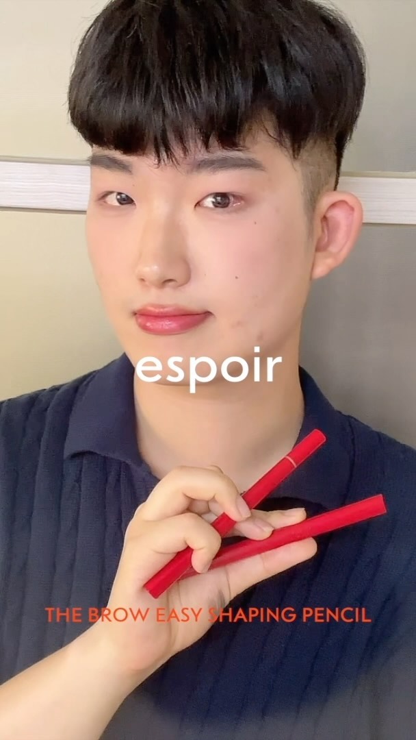 #제품제공 @espoir_makeup
눈썹 하나 만으로도 사람의 인상이
꽤나 많이 달라진다고 하죠.
그러한 이유로 저도 메이크업 시
중요하게 생각하는 영역인데요.
제가 가장 잘 사용하는 아이브로우가 바로
에스쁘아의 더 브로우 밸런스 펜슬이었어요.

그런데 이번에 에스쁘아에서
더 브로우 이지 쉐이핑 펜슬을 출시한 게 아니곘어요?
새로운 더 브로우라니…
소식을 듣자마자 엄청나게 기대를 했는데,
직접 사용해보니 정말 좋더라고요…:)
더 브로우 밸런스 펜슬은 삼각형 쉐입이었는데
이번 더 브로우 이지 쉐이핑 펜슬은 납작 아치 쉐입이더라고요.

언제 어디서나
누구나 쉽고 빠르게 그릴 수 있는
더 브로우 이지 쉐이핑 펜슬은
24시간 워터프루프를 보여주는
밀착력 좋게 그려지는 벨벳 텍스처의 아이브로우예요 :)

정말 그리기 편하고 쉽다는 게
첫 사용 때부터 곧바로 느껴지더라고요.
쉽게 슥슥 그려지는데 힘조절이 필요하다거나,
혹은 그리면서 뭉친다거나 하지 않아서
정말 잘 만들었다고 느껴졌어요.

총 다섯 가지 호수로 출시되어
컬러의 선택지가 다양한 것도 좋았고,
특히 2호 쿨 그레이의 경우
저한테 정말 잘 어울리는 색감이라
데일리로 아주 잘 활용할 것 같아요!

오늘 소개해드린 
에스쁘아 더 브로우 이지 쉐이핑 펜슬은
7/15(월)에 올리브영에 런칭되어
지금 당장 만나보실 수 있습니다 :)

#파룸체험단 #납작아치 #워터프루프 #더브로우이지쉐이핑펜슬 #에스쁘아 #espoir #브로우 #아이브로우 #아이브로우추천