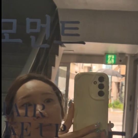 #협찬 #비모먼트메이크업 @_bmoment
강남 헤메샵에서 헤메받고 태도부터 달라쥔 내모습~~~어깨펴~~고개들어~~~

요즘 살쪄가지고 우울했는데 
좋은 기회로 헤메 받으러옴🩷

우울한날 위로가 필요한날 헤어메이크업을 받아보세요!
그냥 기념일이 아니고, 
무슨날이 아니여도 우울할때 있잖아요!

저는 인생살면서 일하고, 육아하고, 살림하다보니 
그럴때 너무 많더라구요ㅠㅠ

나를 위한 선물!!! 나는 거울보고 울뻔했잖어....

헤어메이크업받고 한복스냅 찍었는데 
이렇게 대만족! 

@_bmoment

#강남메이크업샵 #역삼메이크업샵 #강남웨딩메이크업 #부산프로필메이크업
#강남면접메이크업 #강남촬영메이크업 #강남상견례메이크업 #강남돌잔치메이크업 #강남본식메이크업 #강남헤메추천 #강남헤어메이크업 #강남헤어메이크업추천