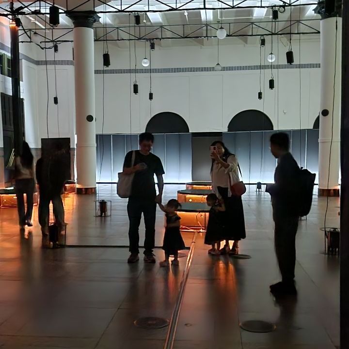 🖼 
<reSOUND: 울림, 그 너머>
아기들이랑 전시보러 옴.
생각보다 집중해서 신기하고 기특한 우리 아가들
오늘은 엄마욕심이고,
다음에 밝고 예쁘리한 전시에 가자!!!

#reSOUND #디스트릭트아트프로젝트
#서울역284 #아기전시 #미디어아트