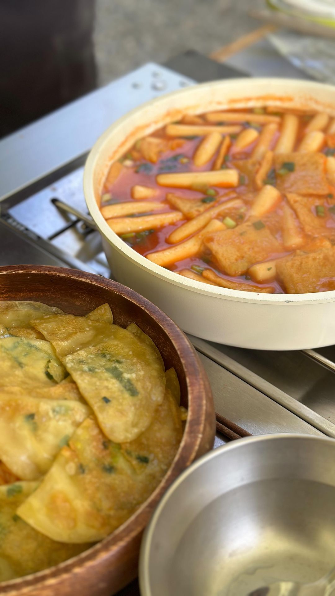 캠핑가면 꼭 한번은 먹게 되는 떡볶이!
이번에 곰양분식 떡볶이 총 네가지 메뉴 먹었어요
#국물떡볶이 #통가래떡떡볶이 #로제떡볶이 #대구만두 #쫄면 
이 중에서 캠핑가서 국물떡볶이랑 만두쫄면 세트 해먹었는데
둘다 잘 먹는 편인데도 양이 엄청 많더라구요🫢
또 이렇게 떡볶이 맛집 알아갑니다🧡🧡

-

🔆국물떡볶이
국물떡볶이는 국물 자작하게 해서 숟가락으로 퍼먹어야 맛있잖아요
벌꿀이 함유된 소스라 향긋한 단맛이 좋아서 
소스를 계속 퍼먹게되는 맛이었어요😋

🔆대구 납작만두&쫄면
만두 바짝 구워서 쫄면에 싸먹으니까 진짜 맛있더라구요!
납작만두는  쫄면말고도 이것저것 다 싸먹으면 맛있을 것 같은🤔

🔆로제떡볶이
다른 로제 떡볶이보다 로제파스타? 같은 맛이 나서
완전 취저였어요! 특히 넙적당면이 한가득 들어있어서 감동🧡

🔆통가래떡 떡볶이
통통한 가래떡 식감도 좋고 단짠소스랑도 최고조합..🙌🏻

-

떡볶이 이것저것 먹어보니 이제는 너무 자극적인 
매운맛보단 적당한 단짠의 분식집 맛이 좋아졌는데
곰양분식 떡볶이는 딱 그런 맛이었네요💛

🛒곰양분식 @gomyang_food 

-

#위글 #weggle #위글러 #숏폼커머스 #곰양분식 #떡볶이 #떡볶이맛집 #분식맛집 #제품제공