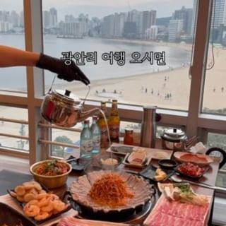 광안리 여행 오시면 여긴 꼭 가보세요🥹
#광안리맛집 #갈삼구이 

오직 부산에서만 먹을수있는 갈미조개를 
삼겹살과 버터에 구워도먹고 
얼큰한 전골처럼먹고 
김치칼국수에 날치알볶음밥까지 
4가지 조합이나 맛볼수있는곳인데요 !

부산에서만 맛볼수 있는 쫄깃한 식감의 
갈매조개 드셔보셨나요 ? 
이게 완전 별미인데요 😆😆
버터넣고 구워서 이집만의 육수에
콩나물 한가득 올려서 전골처럼도 먹고 
김에 백김치 갈미조개 삼겹살 올려서 먹음 
진짜진짜 맛이 색다르니까  먹어보면 
또 먹으러 가게될 집 😆😆😆

마지막 날치볶음밥까지 !! 구성최고니까 
광안리 여행 오신다면 한번 드셔보시길 추천드려요!!

📍 부산 수영구 민락수변로 7

#먹쩡_광안리 
#광안리맛집추천 #광안리데이트 #광안리가볼만한곳 #광안리조개구이 #조개구이맛집 #광안리여행