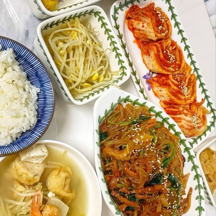 #협찬 #광고 #바로푸드 #친정김치
안녕하세요:) 오늘은 
우리 식탁에 빠질 수 없는 반찬, 포기김치를 들고왔습니다🔥

10kg 대용량이라 김치정리하는시간도 오래 걸리는😂
비닐포장 열자마자 갓담은 김치 냄사가 나면서
양이 어마~!! 두둑히 두고 
먹을 생각하니 벌써 침이 고이더라구요🤤
천일염으로 16시간 이상을 저염으로 절인 배추로 담은
바로푸드의 친정김치는 💓💓
국산 배추로 국산 무와 생강 새우젓 등으로
맛깔나게 담은 맛있는 김치입니다❤️

원래 김치는 흰쌀밥에 올려서 먹으면 제일 맛있는거 아시죠?
배추크기부터 어마오마…. 한손으로 들어도 무겁더라구요🤣
배추는 달고 양념을 아낌없이 꼼꼼하게 발려있고
짜지않고 맛있어서 너무 좋더라구요~!! 
단골들이 많은 이유를 알겠🥰
좀 더 익혀도 맛있을거 같지만 그냥 갓담근 김치도
너무 맛있네요~!! 밥도둑 반찬 여기바로😝😝
김치필요하신분 여기서 주문해보세요😋👍🏻
오늘도 @barofood_official 잘 먹었습니다.🙇🏻‍♀️