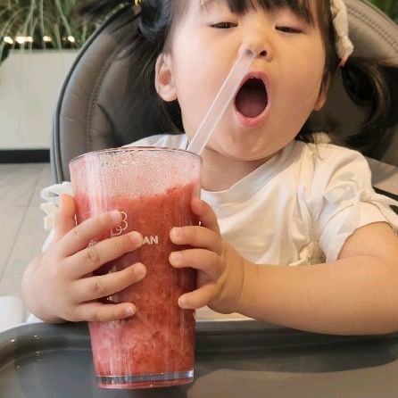 #협찬 비록.....
🍓딸기쥬스반은 옷으로 마셨지만😂
처음에 삐져서 안먹는척(?)했지만
어떻게 이걸 안먹어??????🤭

이제 우리가족 같이 먹을 수 있는
브런치빈 !!!너무조챠나🩷
맛도 좋고 가성비도 좋고 깔끔하고
친절하고 뷰도 좋거 와야징

#브런치빈 #브런치카페 #전국1등브런치카페 #브런치카페맛집 #브런치 #브런치맛집 #파스타 #카페 #데이트