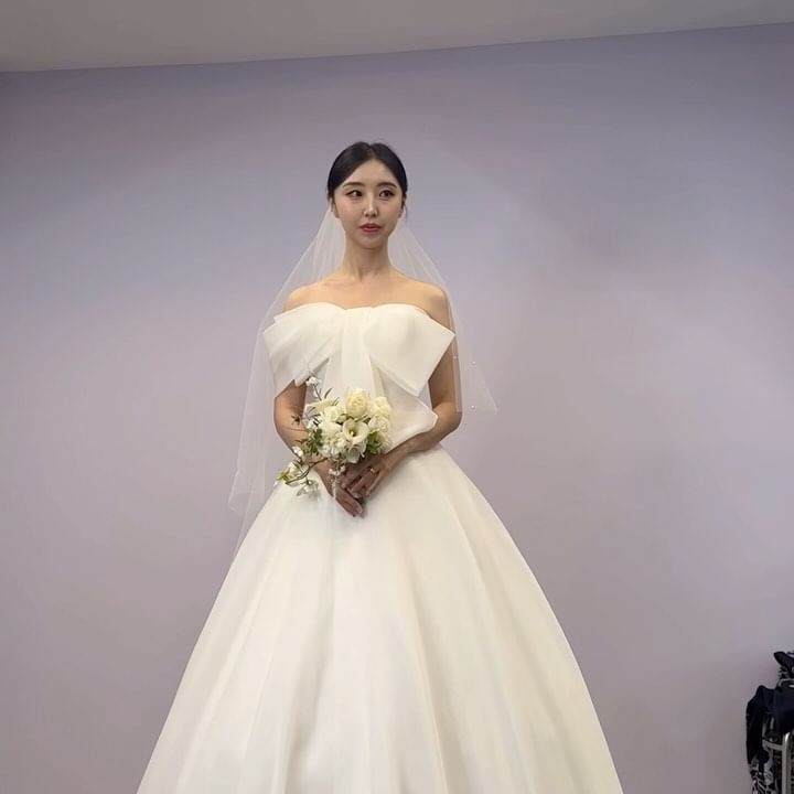 #웨딩 D-33 💍

💄#makeup  @diod_hyeonju 

저는 과연 어떤걸로 본식드레스를 골랐을까요🩵
다 비슷해 보이지만 다 다르고 다 예뻤던•• 
고르기 정말 힘들었다구요•• 그냥 다 입으면 안될까요?

#웨딩드레스 #본식가봉 #본식드레스 #실크드레스 #실크 #웨딩촬영 #웨딩메이크업 #가봉 #weddingdress #wedding #드레스투어 #결혼준비 #결혼스타그램 #신부 #신부드레스 #추천 #드레스추천 #샵추천 #🤍 #좋아요 #fof