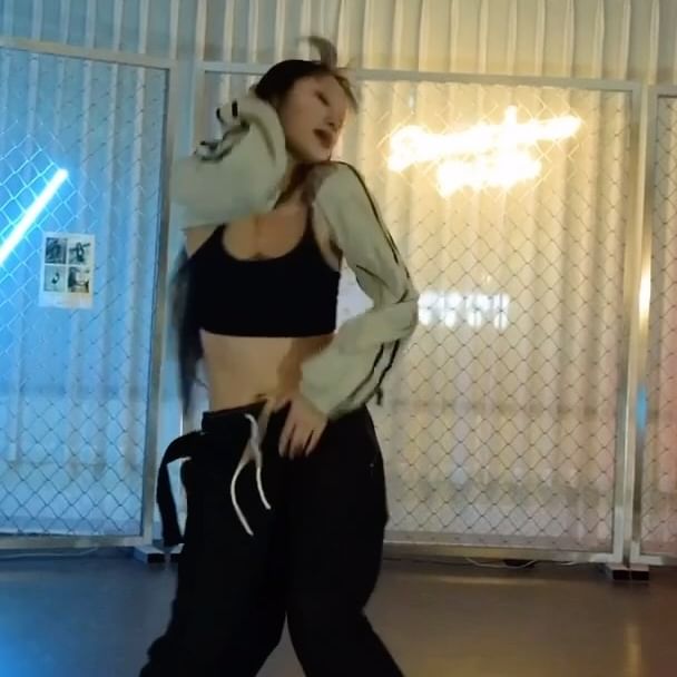 재미야🤍
💭: @linet_8591 
.
THU 630
@dfamdance_songwoo 
.
#dance #dancehall #afro #class