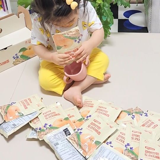#협찬
감기가 좋아지는듯 하면 또 콧물🥲
그래서 배도라지즙을 만들어 먹이다

황금이네는 물한방울 타지않고
100%원뭉오만 착즙해서 만든제품이라
안심하고 먹일 수 있어서 먹여본😋

너무 달지도 않아서 좋고
그런데도 맛있는지 잘 먹어주어서 다행

몸에 좋은 배도라지즙 먹고
건강지키쟈💛💛
.
.
.
#도라지배즙 #도라지 #배즙 #음료 #주스 #건강즙 #황금이네