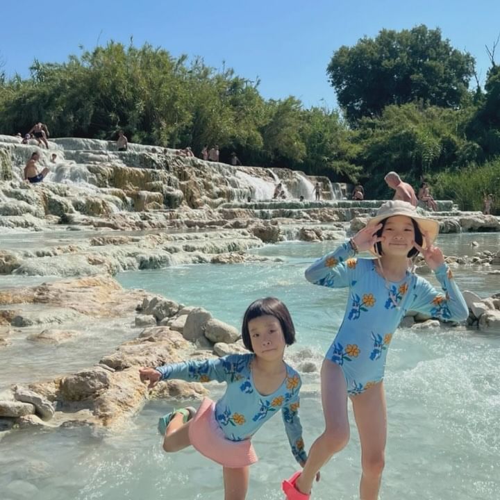 토스카나 여행_ 사투르니아(Saturnia)

사투르니아 지역엔 자연유황온천장이 있다. 
정확한 이름은 Cascate del Mulino!
24시간 개방에 입장도 무료! 

내가 여기가 참 오고싶었다. 근데 여기는 차 없이는 오기 힘든지역. 
그래서 포지타노에서 바로 피렌체로 기차타고 가면 될걸... 굳이 사이 일정에 넣었다. 
포지타노에서 페리타고 기차타고 다시 로마로 가서 로마 떼르미니 허츠에서 차 렌트해서 2박3일간 토스카나 지역을 둘러보기로! 정확히는 사투르니아1박, 시에나1박! 

사투르니아 온천은 유황냄새 진하게 나고 물온도는 37도 정도 되서 아이들과 놀기 좋았다. 첫째날 저녁과 그다음날 오전까지 두번갔는데, 저녁은 저녁대로 오전은 오전대로 좋았다. 완전 힐링플레이스!!

아시안은 우리밖에 없었지만 아이들보며 다들 웃어주시고 즐거웠다. 아무래도 차 렌트해서 와야하는곳이니 접근이 쉽지 않았겠지만, 이동네 물가도 넘싸고 토스카나 곳곳에 좋은데가 많아서 한번쯤 맘먹고 오기 좋다. 우리는 나이들어서 남편과 언젠가 또 오자 했다. 

참고로 나는 터키 파묵깔레도 가봤는데, 그곳은 이렇게 몸담글수가 없다. 사진찍기만 좋았지..나 갔을땐 옆 또랑에 발만 담궈봄. 당시 그 주변 호텔 온천수 수영장에서 수영했는데, 그것과 비교했을때 여기가 훨 좋았다. 뷰도 그렇고 이런 계단식 자연온천에 직접 온천욕도 가능하고! 게다 무료에 24시간이라니.. 말 다했음. 

온천매니아 우리가족에겐 참 좋았던 곳이다. 

#이탈리아여행 #토스카나여행 #사투르니아 #아이와해외여행 #온천여행 #백희