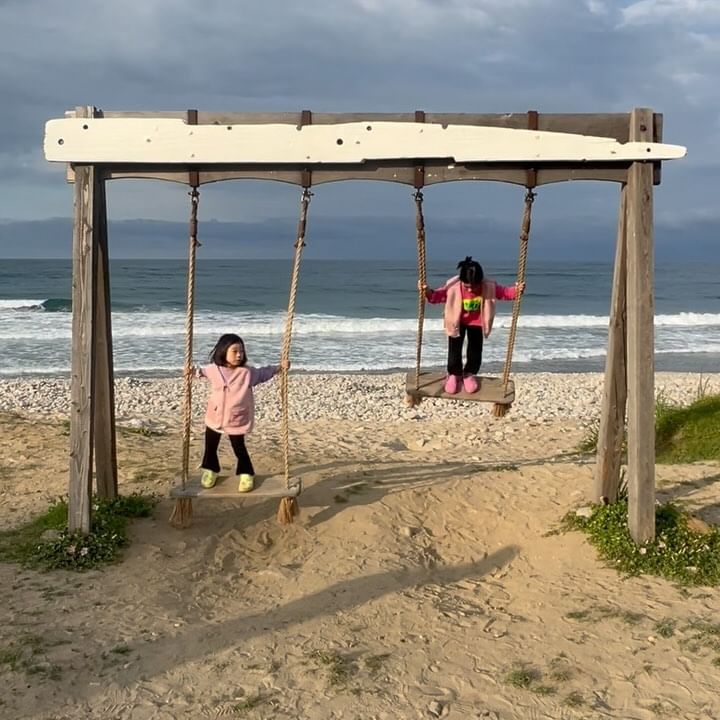 그렇게 살아가는것

6월 첫날 갔던 양양!
여러 이유에서 급 갔었던 강원도바다🌊

삶이라는건 여러 순간들이 편집되어 보여지는것처럼 마냥 아름답기만 하진 못하다. 어떤 위치의 어떤 사람이건 모두. 각자의 부대낌과 거리낌이 있다. 

살다보면 이런일도 저런일도 겪기 마련인데, 힘든시기가 지나면 꼭 좋은시기가 오고, 또 좋은시기를 누리다 보면 또 부대낌과 거리낌이 생기는 시기도 온다. 그렇게 고비고비 넘으며 순간순간의 행복감을 느끼면서 사는게 삶 그 자체인것 같다. 

나도 사십정도의 인생을 살다보니 다 가지고 모든게 행복한 사람은 못봤다. 삶이라는 것 자체가 불균형의 집합체이고, 모순덩어리이다. 결국은 그 안에서 내 마음먹기에 따라 조금씩 달라지더라. 그 마음먹기는 단단한 사람이라면 좀더 수월할 것이고, 그 반대라면 많은 노력을 해야겠지. 이러나 저러나 각자의 조건과 능력은 다르겠지만, 스스로 잘 알고 대처하면 되었다. 

최근에, 남편이 원하던 이직에 성공했고, 퇴사와 입사사이에 3주간의 텀을 만들었고, 우리 가족은 곧 3주간의 꽤 긴 여행을 떠난다. 

위의 간단한 문장은 간략하게 편집된 사실이다. 하지만, 그 안에 그간 지나쳐간 여러 사건들과 이야기들이 무수히 많다. 웃고 울고 서로 많은 얘기들을 나누고, 고민하고 그런 세월이 참 길었다. 

나도 여전히 내 마음속에 폭풍우가 하나 존재하는데, 일단은 이 폭풍우는 살짝 잠재우고 다가오는 여행을 즐겨야겠다. 다녀와서 다시 이 폭풍우와 제대로 대면할 생각인데, 그때는 내 마음 폭풍속을 제대로 즐기길 바라며..!🙏🏻🍀

#사는게별거냐 #생각노트 #양양여행 #몽돌해수욕장 #이직성공 #기록을위한기록 #백희