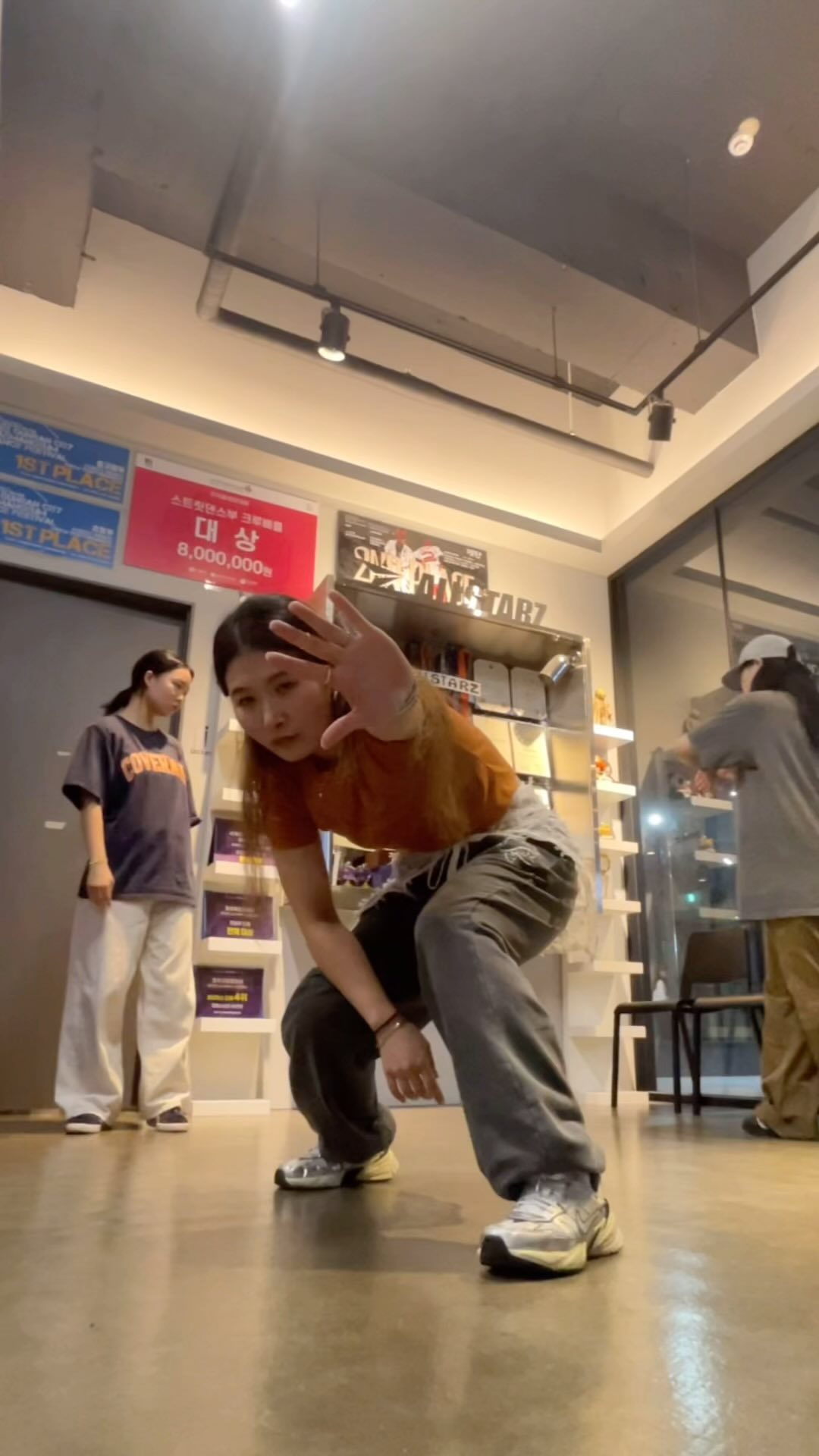 우리만의 끈적 VIBE 💋👣❤️‍🔥
DC @lim.horang @pel.b @s0sohyeon 

#reels #릴스 #dance #hiphop #house 
#lionmouthdoorknocker #kaetempest 
@kaetempest