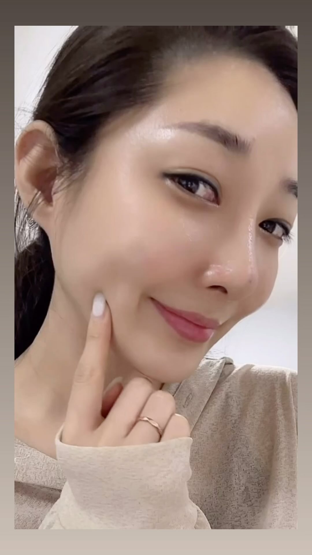 #제품협찬 @dear_klairs 

1등 진정앰플 #미드나잇블루유스액티베이팅드롭 

트러블로 인해 민감한피부 달래기 좋은 앰플🖤 푸른빛을 띠는 액체형, 워터리한 제형이라 산뜻하게 흡수시켜주는건 기본 피지량도 감소시켜준다😃 더줄어 피부재생화 회복에 효과적인 성분인 EGF 앰플이므로 여드름성 피부에도 안심하고 쓸수 있당😊

함께 쓰면 시너지효과에 배로 좋은 #미드나잇블루카밍크림 

유분감이 많지 않아 지성피부가 쓰기에도 좋은데, 민감하고 문제성 피부에도 굉장히 좋다! 특히 열감이 심할때가 있는데 자기전 도톰히 발라주면 피부열감이 쑥 내려가는게 느껴질정도!! 한번에 도톰히 올려주는것보단 두어번 덧발라주는 식으로 해줘야 흡수도 잘되는듯🙌🏻

장시간 야외활동으로 자외선에 노출되어
자극받은 피부의 열감을 내려주고, 붉은기도 완화되므로!!
진정효과엔 무한할 정도로 좋으니 알아두시길🙏🏻

#클레어스 #klairs #피부진정 #여드름피부 #klairsbluedrop #klairsbluecream #블루크림 #에프터선케어 #수분진정 #진정크림 #블루드롭 #올리브영추천템 #loveklairs
