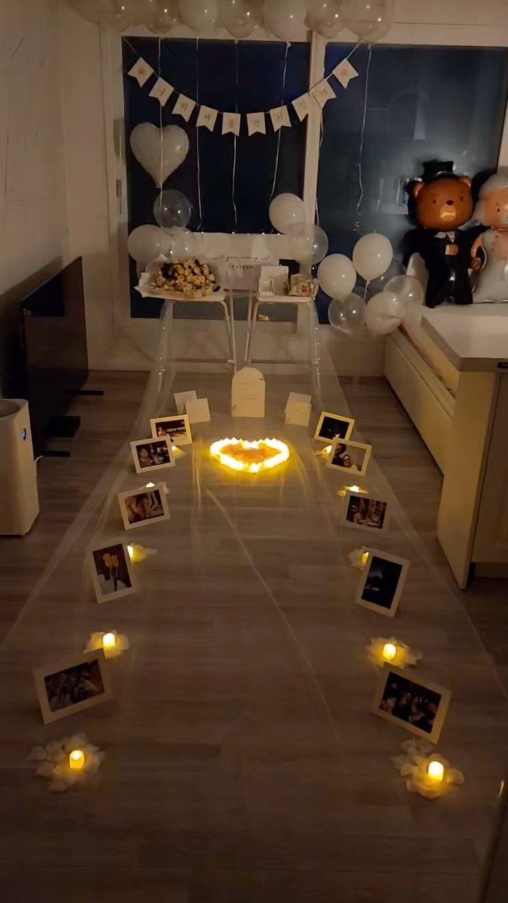 🤵🏻‍♂️Will you marry me? 👰🏻‍♀️Yesssssssssss

결혼준비 하면서 스트레스 쌓이는 와중에 갑자기 지난주에 목요일에 맛있는거 오랜만에 먹을까? 이러면서 레스토랑을 보여주길래 응? 나 먹고싶은거 없는데~ 하면서 속으로 ‘오빠 식수 물어본것부터 줘…’라는 마음이었는데 갑자기 마지막 디저트 순서에 화장실 갔다온다면서 꽃다발과 편지 등장💐🌷💌
내가 오빠에게 첫만남 때 줬던 튤립과 좋아하는 겹장미 구하려고 아침 새벽부터 꽃시장 갔다왔다며 편지 읽자마자 눈물 그리고 오빠의 글씨체를 알아보지 못해 도중도중 감동파괴😂

몇분 후 오늘 오빠 꽃시장가서 피곤하니 각자 집 가자고 말하니 요새 결혼준비만 하느라 이야기 많이 못햇으니 좀 이야기하자길래 이상하다했는데 꽃다발 놓고 나오려 문열자마자 눈물 폭발😭
이거 4년전 제자반 간식섬김 때부터 사진 뽑아 꾸며준것도 감동인데 갑자기 선물이라며 뭔가 가지고 나오는데 내가 좋아하는 메론빵……! 그것도 일본 패밀리마트에만 있는 내가 유일하게 먹는 메론빵인데 ”이거 어디서 났어???“ 세상신나서 오빠는 역시 센스 장난아니라며 좋아하는데 빵으로 둘러쌓여있는 상자를 열어보라길래 ”응? 상자?“하면서 열었는데 미키모토 진주 귀걸이가 있길래 “이거 아코야 진주야 진짜야, 일본에 갔다왔어“이러는데 ”진짜로?? 내가 잘속으니 그렇지?“하는데 진짜 어제 당일치기로 일본을 갔다 왔다능🫨(평소에 카톡을 서로 몇마디 안해서 평소와 같았기에 전혀 몰랐던…!)

내가 진주 좋아하니 제일 좋은 진주 사줘야한다고 안들키게 갔다는데 생각해주는것도 모르고 이번주 결혼준비로 예민폭발로 뭐라했는데…(그는 이거 준비하느라 바쁜데 자기를 모지리로 만들었다며😓)

일본 당일치기로 다섯시간 동안 진주 구하러다니고 새벽시장 가서 요새 잘 없는 튤립 구해오는 내가 좋아하는 걸로만 해주는 내꾸 와장창 라뷰💖 그리고 요새 뭐라해서 미안해🙇🏻‍♀️
이제 아침밥으로 어제 받아온 메론빵을 엄마랑 묵어볼까나🍈
