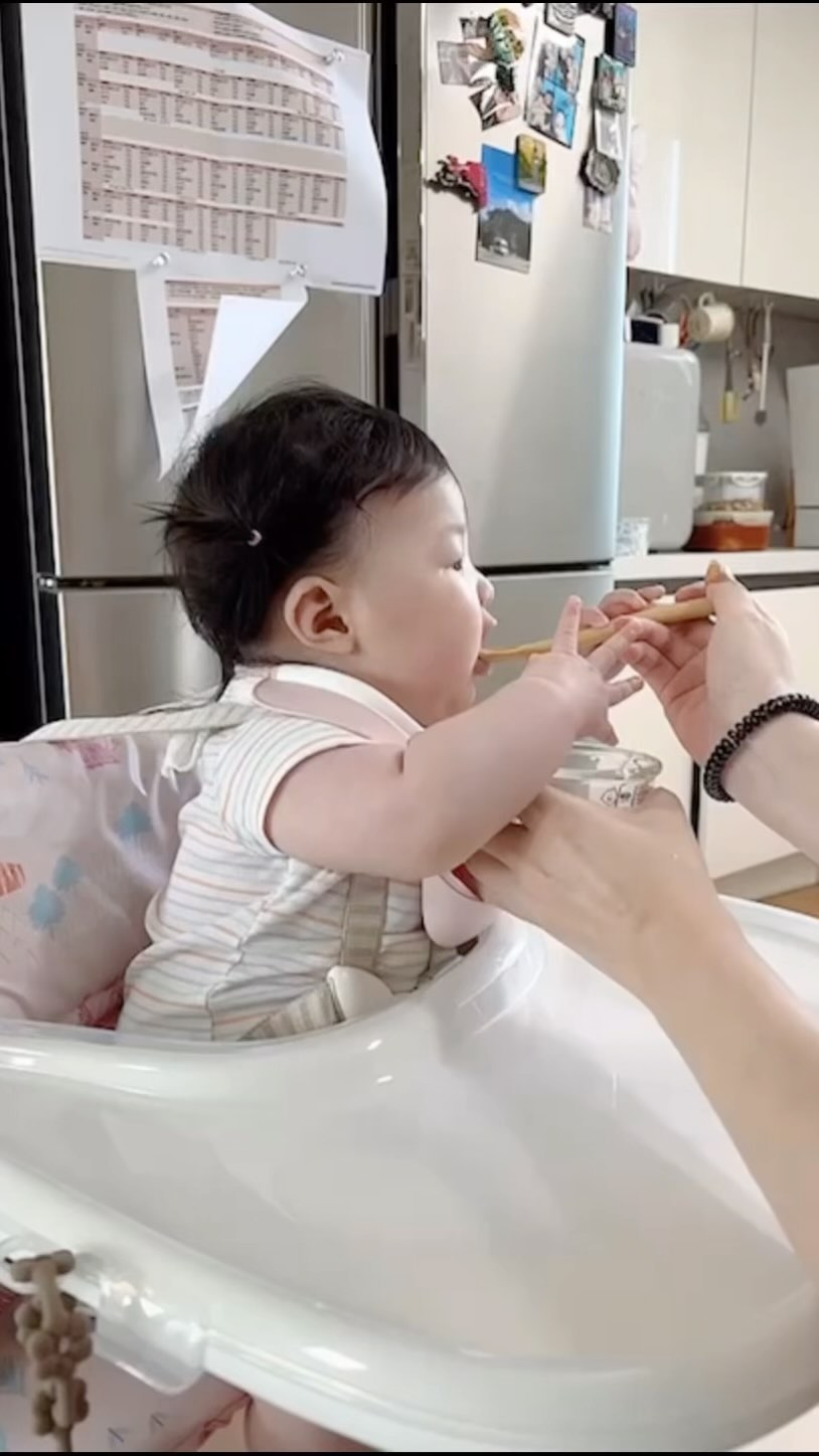 연우 첫 이유식👶🏻🩷

#딸#이유식#애기#아기여워#육아일상
#아기여워챌린지
#킨더쑥쑥챌린지
#독일킨더밀쉬