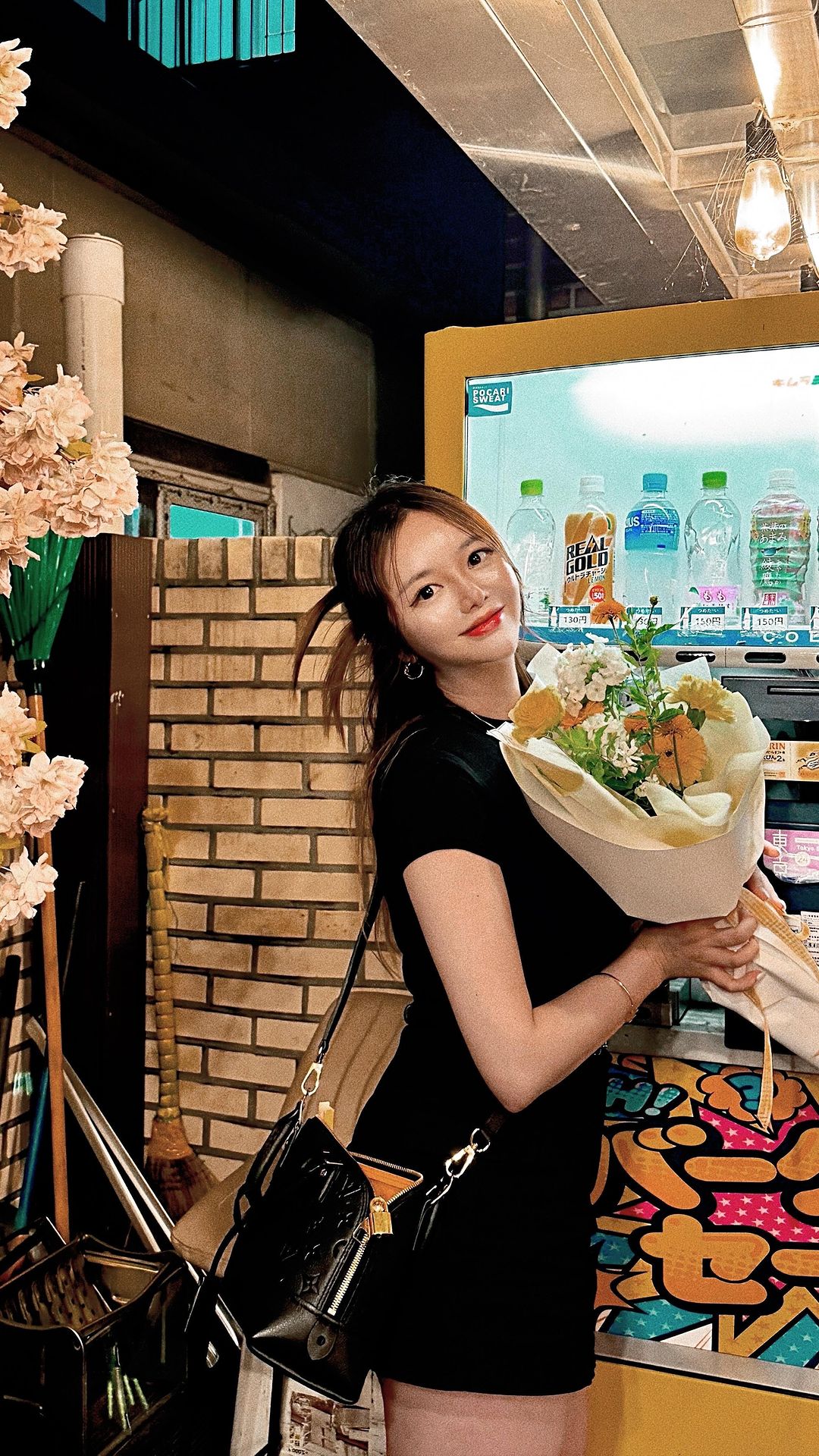 성수동에서 일본여행느낌 가능한곳⭐️
외관부터 아기자기하고 너무 귀여운 소품들로 사진찍을 곳도 많고, 느낌이 일본 그 잡채..🤩
휴일없이 주7일 영업으로 늘 열려있는 이자카야 #성수밤토리
저는 야키토리8종세트랑 오이무침 같이 시켜먹었는데,
아키토리 드실때 오이무침 꼭같이 드셔주세요.. 진짜 댕맛..👍🏻❤️
마무리는 명란구이로 ~~ 
이자카야에서 꼭 먹어줘야하는 메뉴는 다 먹고온 느낌 ㅋㅋㅋ
메뉴들도 다양해서 다음에 가면 다른 메뉴 먹어보고 싶어요!😆
닷찌에는 혼술하는 분들도 계셨구, 안쪽은 테이블로 이루어져있어서 모임하는 분들도 많았어요~
일본 감성 느끼고 싶으면 성수동 밤토리로 고고! 🩷🩷🩷
📍위치 : 서울 성동구 왕십리로4길 10-9 1층
🕖영업시간 : 17시~새벽1시 (무휴)