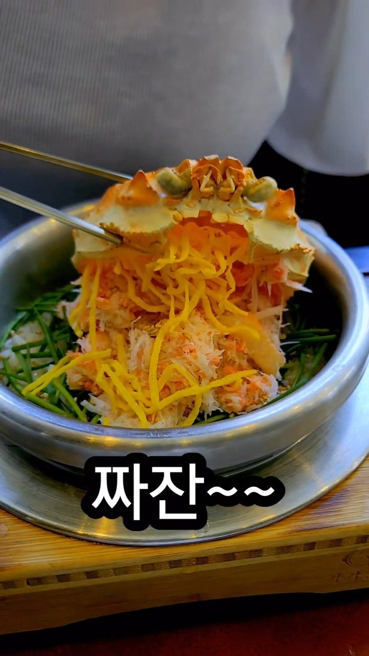 #협찬 강남 직장인들의 함끼를 든든히 책임져주는 #가가솥밥 🍲

다양한 메뉴가 있어 결정장애일때는, best붙은 메뉴고르기😏 

Best메뉴인 대게솥밥이랑 스테이크솥밥으로 주문했어요! 

고급지고 정갈하게 내어주시는 솥밥한상.
직장인들 밥심으로 일하는거 아닌가요? 
솥밥에 특제간장+버터에 비벼먹고 후식으로 누룽지까지 뇸뇸🥰

든든하게 건강하게 에너지뿜뿜=가가솥밥 😏

내가 직장인일때 직장이 강남역4번출구부근이라 오빠가 매일 점심마다 나랑 밥먹겠다고 와서 늘 이 부근을 손잡고 누볐는데... (점심시간1시간의 행복💕) 추억냄새 솔솔 맡으며 찾아가서 더욱 좋았던 가가솥밥, 예전에도 있었다면 분명 종종 갔을 듯! 데이트하기 좋은 분위기❤️

🍄가가솥밥 강남점
🍄서울 강남구 역삼로5길19 1층 

#서울맛집 #강남맛집 #강남역맛집 #데이트코스 #한식맛집 #강남역직장인맛집 #강남역점심 #gangnamfood #seoulfoodie #gangnam