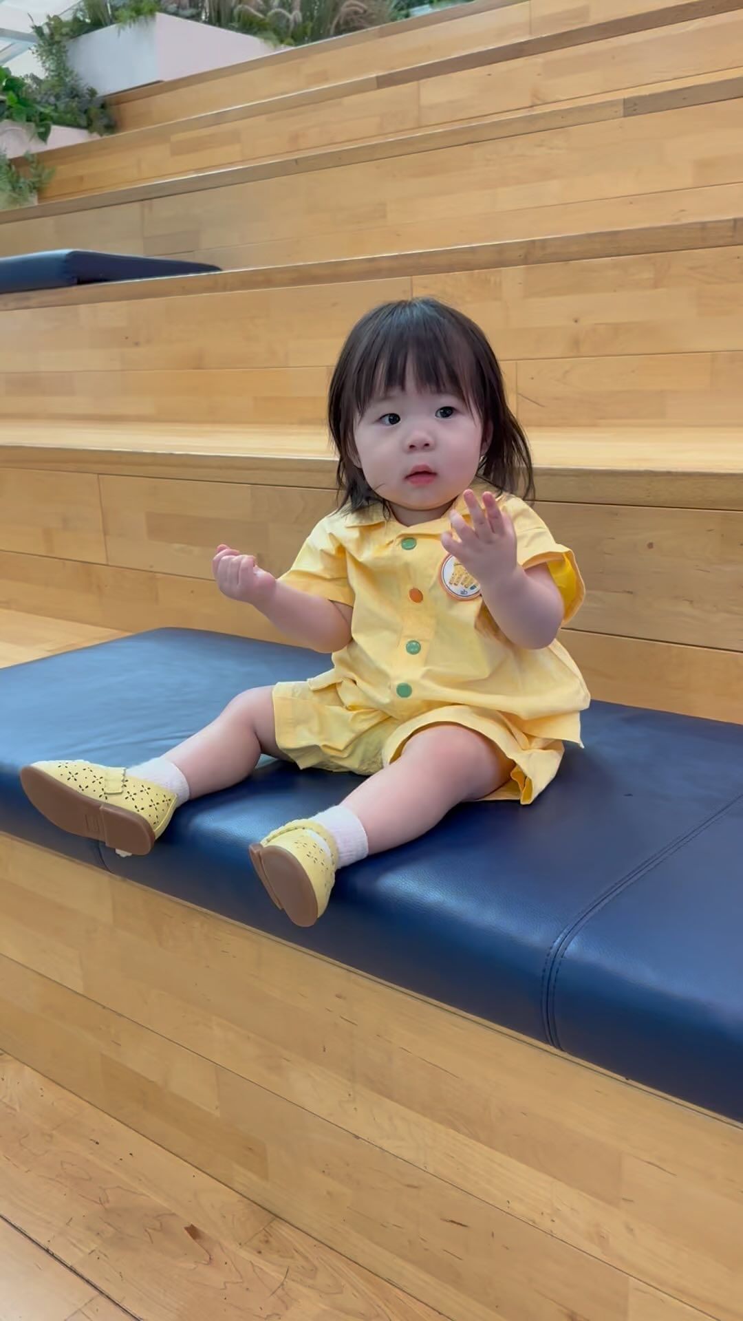 가만히 있어도 땀이 줄줄 흐르는 #오늘날씨
엄마는 에어컨 튼 집에 가만히 있고 싶은데
밖에 나가자고 신발 신고 나가자고 보채는 #보라찡 덕분에 같이 땀 줄줄 ㅋㅋㅋㅋㅋ

걷지도 못하면서 요새 계단 오르기에 심취한 1세 어린이는
계단 오르는 사람들을 부러운 눈길로 쳐다보면서 
#폭풍잼잼 ✊🏻✋🏻

그나저나 밥 너무 안먹어서 우리 맨날 밥 시간마다 소리지르며 싸움....원래 이런 거 맞나요? 🥹 #살려줘 #마라맛육아