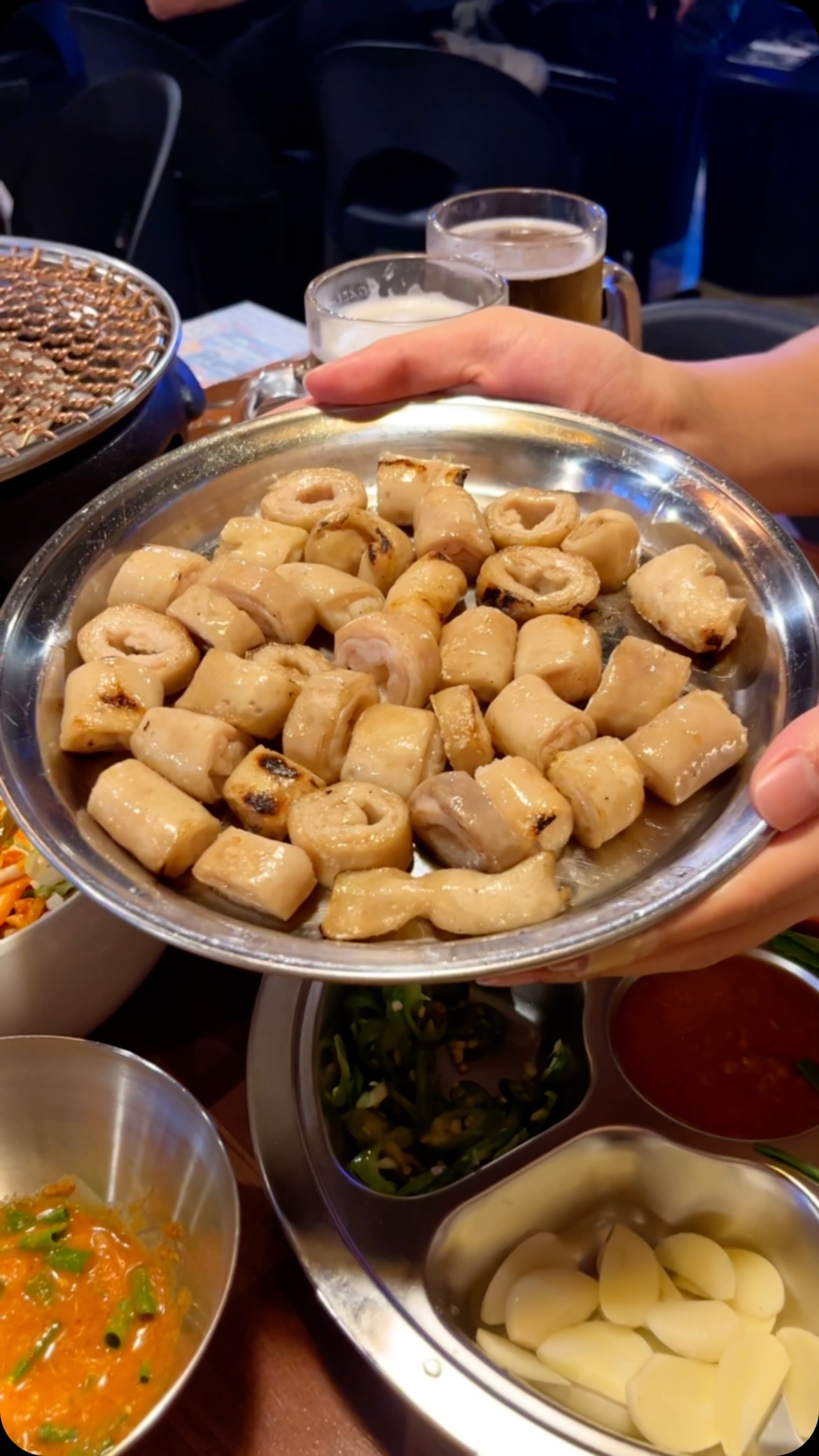 #협찬 대구 토박이가 선택한 막창 맛집
📍인생2막창 논현점

여긴 대구 토박이인 제가 인정한
서울 대구 막창 맛집입니다 (엄근진)
논현동에 위치한 ‘인생2막창’

막창하면 쫀득한 식감이 생명이잖아요
인생2막창의 막창은 안까지 꽉차있는
고 품질의 막창만 취급하더라구요

안지랑 막창 골목도 가봤지만
가게마다 막창 두께가 천차만별인데
인생2막창은 모든 고기가 통통하고
쫄깃해 겉바속촉한 식감을
완벽하게 느낄 수 있었습니다!

🥓술을 술술 부르는 대구 막창은 물론이고
미친식감 오돌갈비와 돼지껍데기도 유명
🍚진짜 의외의 발견이었던 맛도리템
‘버섯된장찌개’ 요놈 진짜 맛있으니
인생2막창 오시면 꼭 드셔보세요!!

📍𝘾𝙝𝙤𝙘𝙤𝙗𝙞 𝙋𝙞𝙘𝙠 : 속이 꽉찬 고 퀄리티 막창집
📍𝙢𝙚𝙣𝙪 : 
 • 대구숯불막창 ₩16,000 𝙥𝙞𝙘𝙠.ᐟ
 • 버섯된장찌개 ₩6,000 𝙥𝙞𝙘𝙠.ᐟ

#초코비서울 #초코비강남 #인생2막창 #논현인생2막창  #논현동맛집 #논현역맛집 #논현동술집 #논현역술집 #논현동회식 #강남막창 #인생2막창논현점 .