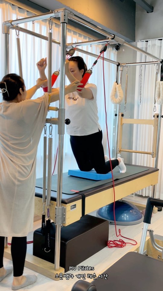 아또는 저질체력

필라테스는 쉬워보이는데,
막상 해보면 너무 힘들어서 
다 때려치우고 싶다긍😭

징징거리면서도 운동가는 이유는...
이제 운동 안하면 몸뚱이가 아파요😭
늙어서 그런가?

쉬운 자세는 내가 못하는데,
오히려 어렵고 복잡한 자세는 제법 잘 따라한다는게
진짜 웃긴다니깐요🤣🤣

가랑비에 옷 젖어드는것처럼
MV필라테스 소윤쌤 덕분에
내 운동 실력도  건강지식도 늘어가는 중!!

담달부턴 그룹레슨도 한번씩 가볼까요?

출석체크 이벤트 중이니까
나 정말 열심히 운동할꺼임! 진짜임

복싱이나 할까?🥊

#MV필라테스 #기흥구청필라테스 #기흥필라테스 #구갈동필라테스 #기흥골프필라테스 #기흥재활필라테스 #기흥필라테스개인레슨