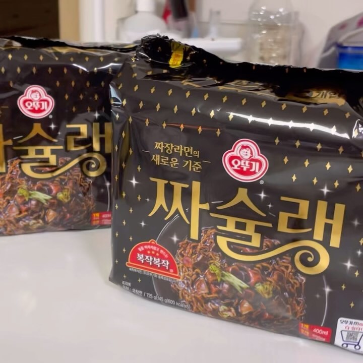 #협찬 #오뚜기 #짜슐랭

안녕하세요 유나무입니당

오늘은 짜슐랭을 소시지와 함께 먹어보았어욤

역시 일요일 야식은 짜장라면 아니겠슴꽈🤗

짜슐랭 구성품으로는 면, 분말스프, 건더기스프, 유성스프가 들어있어요!
짜장라면은 항상 물을 버리고 끓여먹었었는데
물을 버리지않아도 간도 적당하고 깊고 진해서 좋았습니다

라면은 원래 조리법대로 끓이는 게 가장 맛있는 거 아시쥬?!

복작복작 조리법

물400ml, 건더기스프 넣고 끓이다가
면 넣고 5분 더 끓여줍니다 
 -> 이 과정에서 불지는 않을까 걱정했는데 전혀 그런 거 없음
면이 익으면 불을 끄고!! 분말스프와 유성스프 넣고 맛깔나게 비벼먹기🩷

물이 그래도 남아있어서 싱거울까봐 좀 의심했는데
분말스프 양 보이시쥬?? 전혀 그런거 없었슴당

유성스프는 파기름, 양파기름의 최적 조합으로 만들었다고 하는데
향도 좋고- 맛도 좋은! 풍미넘침🫶

복작복작 조리법이 물 버릴 일도 없어서 간단하고 건더기 지킬 수 있어서 좋고 간편하구욤
모든 조합이 촉촉 그자체, 뻑뻑이 안녕

7/8~9/8 짜슐랭 후기 이벤트 진행 중! 참여하고 선물 받아가세요!
-이벤트 페이지 : https://jjachelin.co.kr/

#짜장라면 #짜장라면추천 #짜슐랭이벤트 #복작복작복작복작조리법 #짜슐랭후기짜슐랭리뷰짜슐랭매력탐구