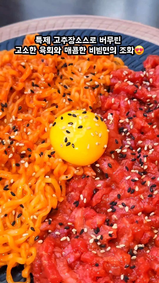 #협찬 [경기 안양시] #수작안양역점
그냥 술집인줄 알았는데 #한식퓨전안주 맛집이었다구요⁉️
@_soo_jak_

한식➕️이자카야 안주가 만난 한식퓨전안주와
육회, 치킨, 꼬치등 다양한 안주가 있는 #코리아이자카야 #수작 #안양역점 다녀왔어요😋

"하루에 한 번 술잔을 부딪히다!" #수작 의 으리으리한 입구부터 아늑한 주홍빛 내부까지 분위기 대박이라 깜짝 놀랐어요!🤩

살짝 프라이빗하지만 탁 트여있어 너무 우리만 있는 느낌이 들지 않게 함께 즐길 수 있는 공간과 
나름 다닥다닥 붙어 있어 신나게 즐길 수 있는 공간도 있어 다양한 분위기에 들길 수 있는 점이 좋았어요✨️

다양한 술 중에서도 과일이 올라간 상큼달달한 과일하이볼 (망고, 오렌지얼그레이, 자몽, 석류, 베리)과
수작 전용주 수작청 & 수작홍으로 만든 하이볼이 수작의 메인 주류예요🤩

술집은 술과 공간이 중요하지만 안주도 정말 중요하죠👏
가성비 정말 좋은 세트메뉴 
[#청set (미니샤브우삼겹전골+누룽지떡강정+수작청 1병
#홍set (김치어묵칼국수+매콤만두강정+수작홍 1병] 와

수작꽃육회, 땡초닭발, 육회비빔면, 문어숙주냉채, 단호박치즈불닭, 단호박치즈훈제오리찜, 이태리치즈감자전, 해물듬뿍쫄면순두부, 미니샤브우삼겹전골 등 
끝이 없는 한식퓨전안주 메뉴들에 깜짝 놀라실 준비 하고 가셔야 해요🔥

#육회비빔면 (19.9)
특제 고추장소스로 버무린 고소한 육회와 매콤한 비빔면의 조화🌶
노른자 톡 터뜨려 비벼서 한입 와앙 하면 아주 술이 쭉쭉〰️ 들어간다구요🤩

#묵은지참치김밥 (9.9)
새콤한 묵은지에 고소한 참치마요를 가득 넣은 묵은지 참치김밥
정말 뚠뚠해서 식사대용으로도 좋다구요🤣 
와사비와 무말랭이 톡 올려 한입 컷 먹베스터는 가능💚

#진미채팝순살후라이드 (17.9)
바삭쫠깃한 진미채튀김과 겉빠속쵹의 정석 순살후라이드의 완벽한 맛조합🦑🐔
안주가 이렇게 맛있으니 술이 쭉쭉 들어갈 수밖에 없잖아요😍🍻

간단하게 제공되는 안주거리 삶은 콩, 순두부, 콘옥수수, 닭다리과자부터 입맛을 돋구더니 안주 하나하나가 가성비 좋고 한국인의 입맛에 딱이더라구요🥰
술 못 먹는 친구까지도 반하게 만들 완벽한 매력을 가진 술집이라구요!

영업시간도 굉장히 길고 내부도 깔끔하니 다음번엔 세트 메뉴 즐기러 또 와 봐야겠어요🤭

술, 분위기, 안주 어느 하나 빠지는 게 없는 '하루에 한 번 술잔을 부딪히다‼️'"수작 안양역점" 여러분도 함께 즐기러 가보자구요❤️

✅️위치:경기 안양시 만안구 장내로143번길 33 1층
✅️영업시간:일-목 오후3시-오전5시 금-토 오후3시-오전7시
✅️전화번호:031-465-3559

#안양술집 #안양역술집 #수작안양역점 #범계술집 #범계역술집 #수작안양범계점 #수작 #일일수작