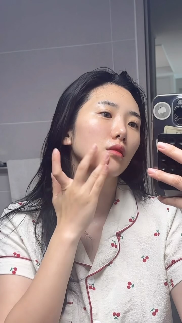 🙅공구마감🙅
더화이트24기초라인을 만나기 전 
속피부는 땡기고 악건성에 시간지나면 머릿기름내려와 얼굴유분까지 좔좔 원인모르게 이마,관자놀이쪽에 좁쌀같은 뾰루지가,,,,원인은 속까지 오지못하는 수분력때문에 속건조가 가장큰 원인!!!!!

그 전에는 항상 좋다는거 하나씩 사서 써보고 수분크림 영양크림 좋다는 건 많이 썼지만 정착하지는 못했던,,,,(?)

한달차때부턴 너무 초크초크하고 좋아서 이건 공구 잡아와야겠다 생각하고 매일매일 영상키기!!!!!!

제가 픽했던 이유! 

✅특허받은 멜로시라(수용성규소)와 글루타치온,콜라겐의 꼴라보로 피부 속 까지 침투하지 못하는 콜라겐의 침투력, 항산화효과 의 배가 되는 시너지로 노화방지의 최적화 된 화장품!!

✅0.00에 가까운 무자극성 피부테스트 인증! 화농성 여드름, 악건성 피부까지 모든피부가 쓸수 있도록 순한화장품에 기술력까지 잡기위한 30년간 에스테틱샵에서 일해오신 대표님께서 연구끝에 나온 결과물!! 

그러하다보니 2024년 화장품연구개발 부문에서 대상이란 어마어마한 성과까지!!!

✅속건조까지 잡을 수있고! OW공법으로 롤링하면 물방울 텍스쳐처럼 터지듯 발려요!! 그렇기때문에 여름철 탄피부, 빨갛게 익은 피부들에게도 쿨링감을 전해주면서 수분력은 업! 동시에 기능성도 놓치지모태 

하루 두번! 열심히 발라준 결과 속건조는 잡혔고 속건조 잡히다보니 피부는 쫀쫀하게 잡아주어서 더 좋았고! 없던 물광기가 챱챱!! 

일반 매장에서, 인터넷에서 구매할수있는 시판화장품쪽이라기보단  피부과,에스테틱샵에 납품되고있는 기능성라인! 

일반 가격은 

세럼(58000원)+크림(80,000원) 세트가격 138,000원 

⭕️유일한 공구가격 138,000원이아닌 세럼+크림 59,900원!!!

가격잡기 정말 어려웠고 공구끝나면 절대 구매할수 없는 유일무이한 가격입니다

event1 , 선착순구매 5분께 50,000원상당의 탱자팩을 덤으로! 

event2, 엄마도 이모도 친구도 함께 구매로 선물로도! 
3세트 구매하신분들에게만 138,000원상당의 한세트를 덤으로!!!

event3, 사진리뷰 작성자분께 드리는 스타벅스 기프티콘!!!

event4, 베스트리뷰자에게는 3만원 신세계상품권까지!!! 

첫 공구인만큼 이벤트 많이 준비했고! 공부많이 해서 가져온 화장품! 

믿져야본전으로 써보셔야 좋음을 알게됩니다🫶🏻

🛒현재 제프로필링크를 타고 들어오시면 구매가능합니다 

#화이트닝24크림#퍼펙션24세럼 #화장품공구#수분크림공구#수분크림추천#기능성크림#에센스추천 #콜라겐부스터