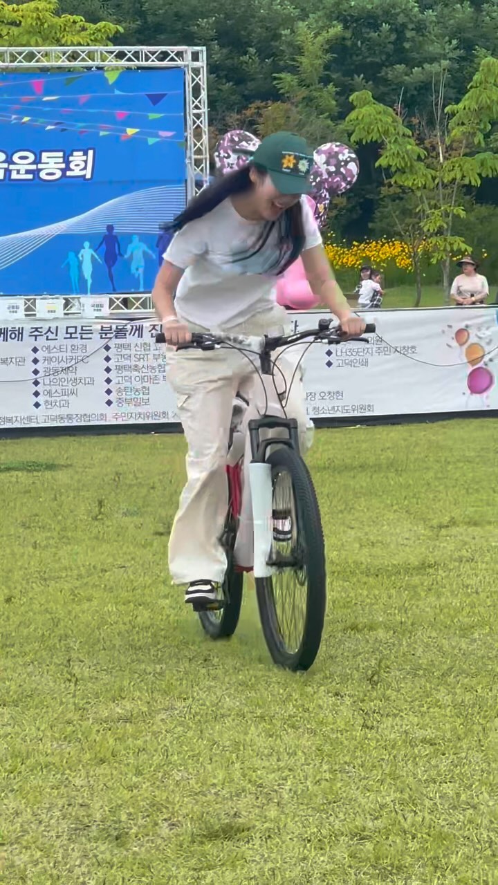 예~~~동네체육대회에서 경품추첨으로 자전거 탄사람 나야나 
로또사봤어야했는데 아숩다,,,,,,,,
당첨에 눈멀어 아들도 못챙김^.^ 
.
#당첨#자전거#체육대회#춤추고싶은마음억제함
