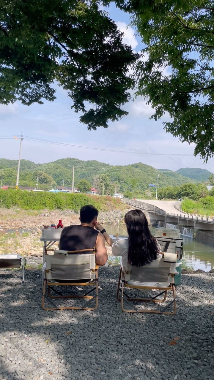🏕️
우리의 첫 캠핑요약

디지털디톡스📱
진솔한대화 👩🏻‍❤️‍👨🏻
쉬다오자고 가놓고 쉴 새 없이 일하다 온날
숯냄새엔딩

너무 좋다만 100만번 말하고 온날
열심히 살아내다가 또 다 털어버리러 가자🙂‍↔️🤍