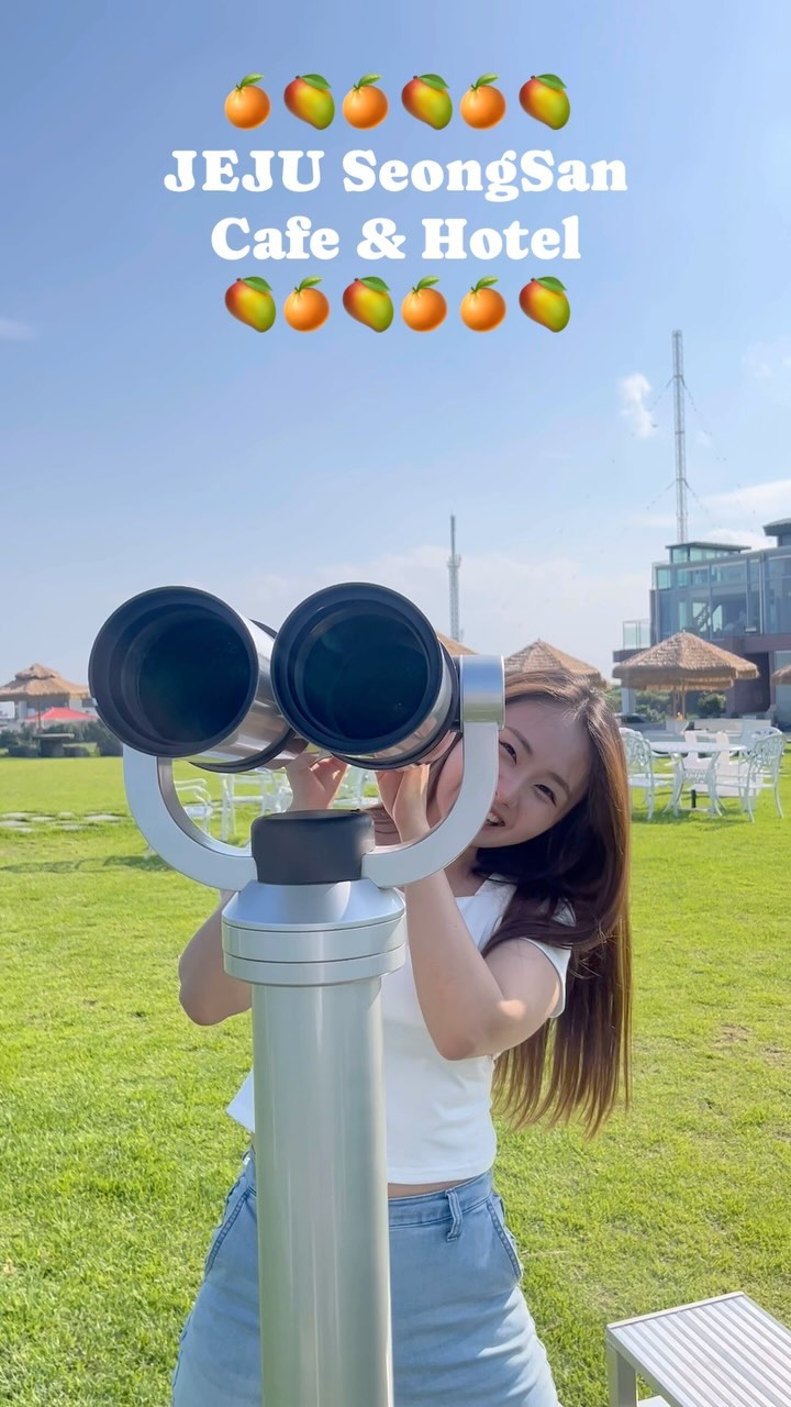 🍊🥭🍊🥭
성산일출봉과 우도가 한번에 보이는 장소를 찾는다면?
대형카페와 풀앤스파형 호텔이 모여있어 하루종일 여기에만 있어도 너무너무 바빠요🍰☕️🌊🧖‍♀️🏊‍♀️🩵
———————————————
📍해일리 카페&호텔
제주 서귀포시 성산읍 성산리 308
———————————————
🏡해일리 풀앤스파 호텔 @haeilri.hotel 
각 호실마다 #프라이빗풀, 따뜻한 #자쿠지까지 모두 구비되어있어 하루만 머물기 너무너무 아쉬웠어요🥹
버튼 하나면 자동으로 닫히는 커튼과 프라이버시필름 처리에서 세심한 사장님의 배려가 엿보였답니다🩷 
체크인 안내 문자에 일출 시간이 적혀져있어 시간 맞춰 일어나기만해도 누운자리에서 짱멋진 #일출감상 가능🌄
체크인이 늦어질 경우에는 #셀프체크인 또한 가능한 시스템이라 너무너무 편리했어요! 
.
☕️ 해일리 카페 @haeilri_coffee 
탁 트인 대형 통창에, 2000평대 마당까지! 
곳곳에 숨어있는 포토스팟에서 인생샷 건지구,, 네컷 부스에 들어가 사진까지 찍어주는 센스📸📸
커피도 음료도 너무너무 맛있고 직원분들이 왕친절하셔요💓
(바리스타님들도 잘생김🤭) 
비주얼 끝판왕인 베이커리류와 빙수들도 맛나게 먹고 왔답니다🩵
.
제주에서의 마지막 날을 행복하게 만들어주신 해일리 가족분들 넘넘 감사해요🥳🥳🥳
.
#제주카페 #제주대형카페 #제주숙소 #성산카페 #성산숙소 #성산일출봉 #해일리카페 #해일리호텔 #해일리풀앤스파호텔 #해일리풀빌라