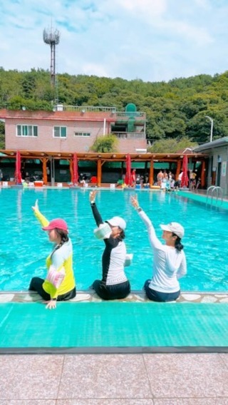 💦
북한산 천연옥 워터파크 다녀왔어요!
새벽 2시에 티켓팅하고 점심부터 열심히 물놀이 했는데
물도 넘 깨끗하고 깊고 넓어서 좋더라구요❤️
(소독물 아니여서 더 좋음!) 
소인 전용 풀장도 따로 분리되어 어른들끼리 놀기에도 굿굿!

취사 가능한 수영장이라 방갈로 빌려서 고기 구워먹고 
4시간 넘게 물놀이 했는데 꿀잼😉
비록 살은 엄청 탔지만 지인 덕분에 넘 즐겁게 놀고 왔습니다 ㅎㅎ
성수기에 넘 핫한 곳이니 한번 쯤 다녀오세요!

- 운영시간 : 주간 09-18시, 야간 18:30분-23시
- 입장료 : 대인 22000원 / 소인 20000원
- 사전예약 불가, 현장 발권 가능. 성수기 새벽 2시 현장 티켓팅
.
.
.
#북한산천연옥워터파크 #경기도수영장 #북한산천연옥 #수영장 #여름 #물놀이 #경기도워터파크 #서울근교취사가능수영장 #고양시수영장 #summer #방갈로