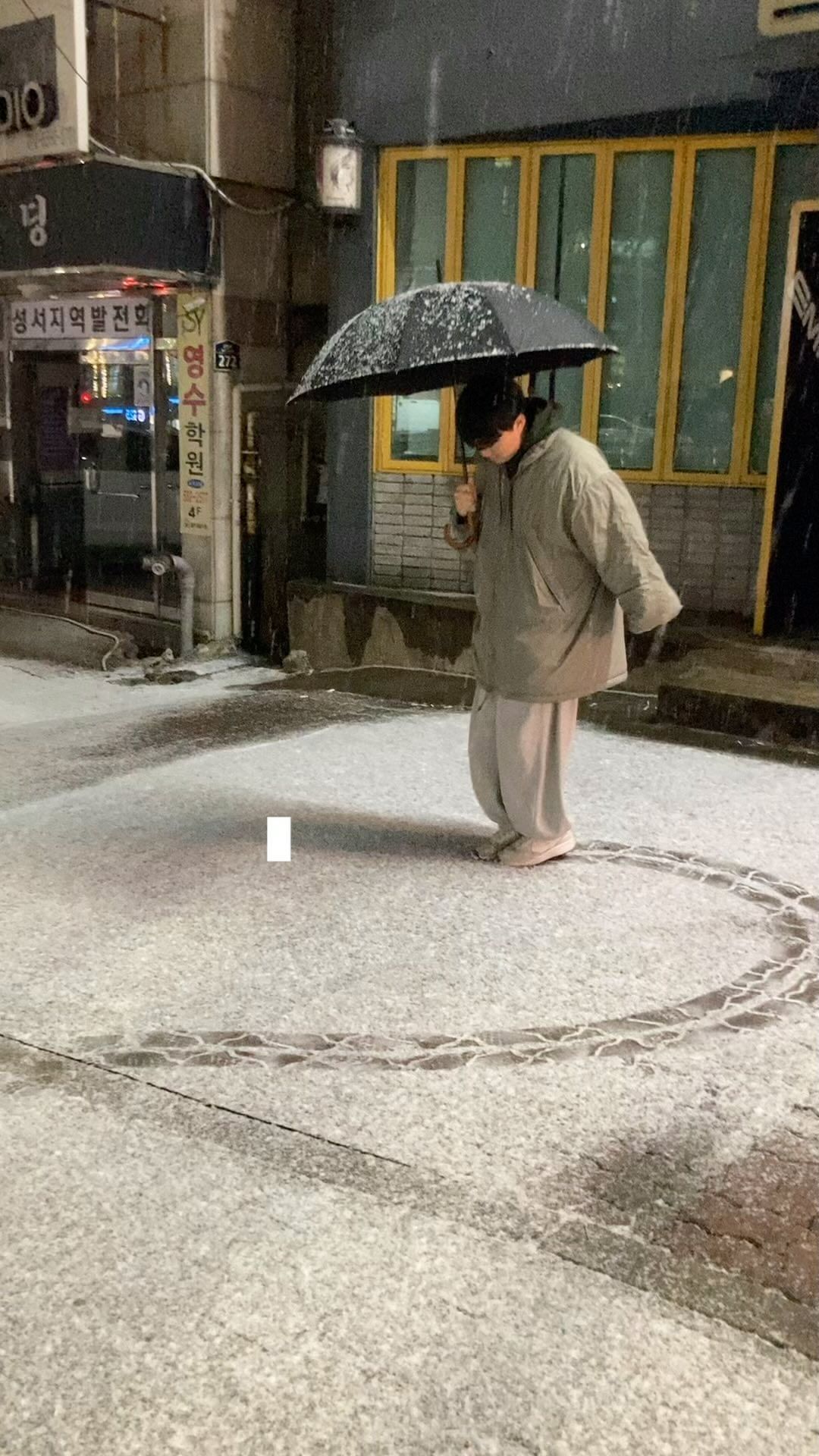 대구에도 펑펑 눈이옵니다❄️
버스 기다리면서 콩콩 찍은 하트💗
#대구#눈#이곳도폭설