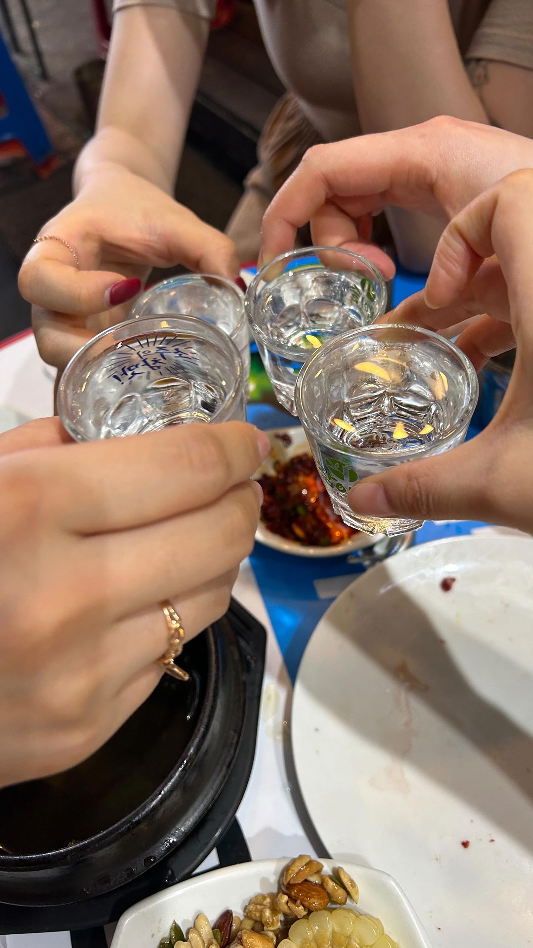 우린 술또녀 2학년8반~
술 마시고 춤 추는걸 좋아하는 친규~
술 모임 있으면 불러줘~ 소주 맥주 소맥 전부 말아줘~
#주인공 #손아라