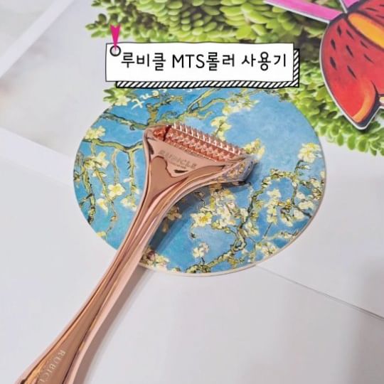 #광고
집에서 홈케어 많이 하시죠?
특히 MTS롤러가 핫한데 다양한 제품들 속에
일회용은 계속 구매 해야 하기도 하고 
집에 두고 쓰자니 불편한 점도 많았는데요.
제가 요즘 사용하는 루비클 MTS롤러는
100% 아연합금 재질이라 견고하며, 
얼굴뿐만 아니라 두피, 바다 마사지 관리로도 
쓸 수 있는 제품으로 사용 후 물에 씻어
보관할 수 있는 편리함까지 갖춘 제품이에요.
그립감도 좋고 롤링이 잘 되어서 사용도 편하고
피부에 너무 자극적이지 않아서 저는
더 마음에 들고 자주 사용하게 되더라구요.
저는 주로 잡티나 흔적 케어, 재생크림 사용 할 때
함께 쓰고 있는데요.
좋은 화장품 사용한다고 해서 매번 만족스럽지는 
못했는데 루비클 함께 사용 하니까 
어르신 피부에 영양감을 잘 주는 것 같아요. 

@rubicle_official
#MTS롤러#MTS#MTS홈케어#페이스롤러#얼굴롤러#MTS0.25#니들롤러#마사지롤러#MTS롤러0.25#더마롤러