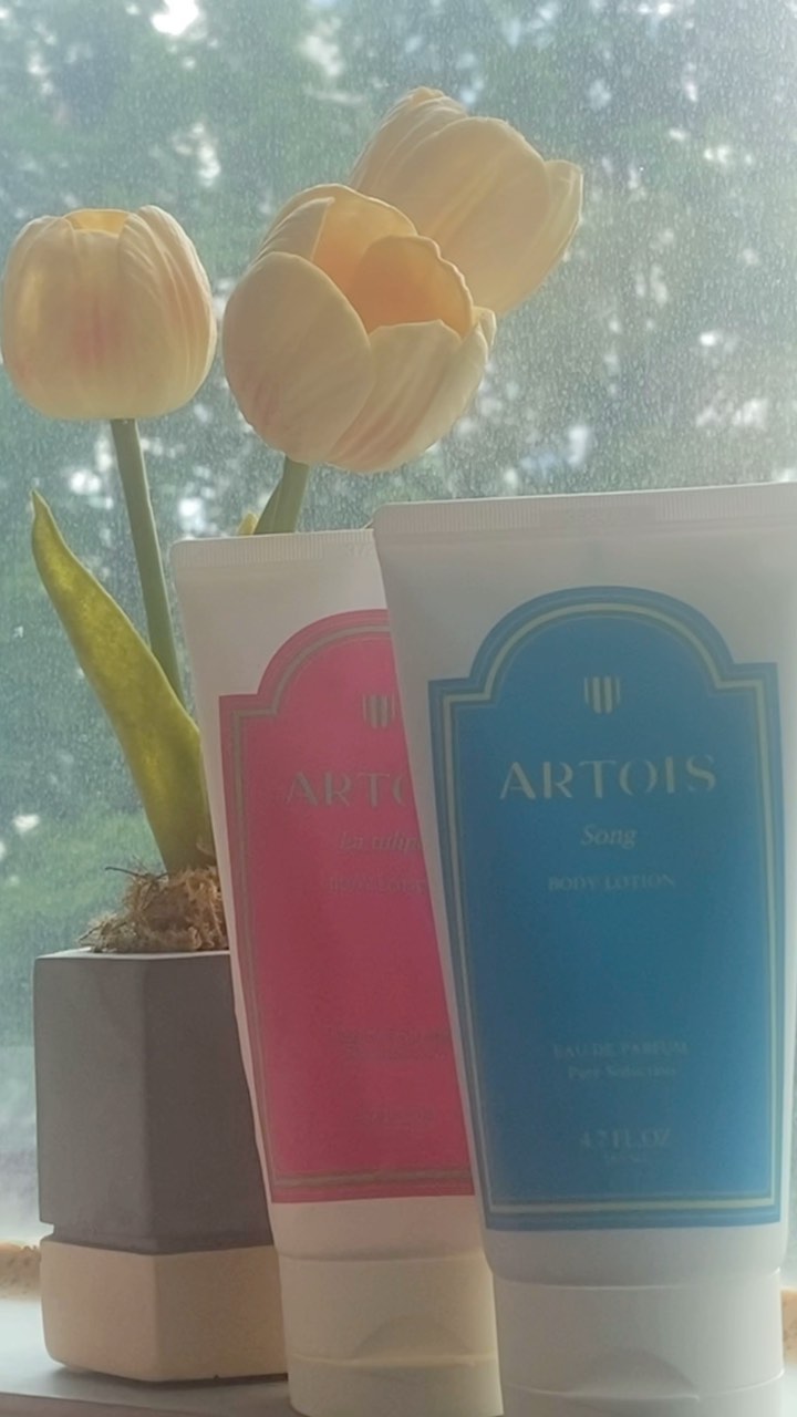 #협찬#ARTOIS#아르투아#퍼퓸로션#핸드크림#비누향#화이트머스크#산타마리아노벨라	

평소에 바이레도 라튤립이랑 아르투아 라튤립바디로션 레이어드해서 잘 쓰고있었는데 뽀송뽀송한 화이트머스크향의 ‘송’도 넘 취저 🛁
N통째 쓰고있던 찐 내돈내산템이었다구요🤍

Top: 시트러스
Middle: 플로럴
Base: 우드,엠버,머스크

송은 방금 샤워하고 나온 듯 한 깨끗하고 맑은 비누향이에요
촉촉하면서도 끈적임 없는 제형으로 답답한거 싫어하시는 분들에게 강추!

더워지는 날씨에 사용하기 딱 좋은 가벼운 사용감과 향으로 기분전환에도 좋고 향수랑도 레이어드해서 사용해보세요 🫧