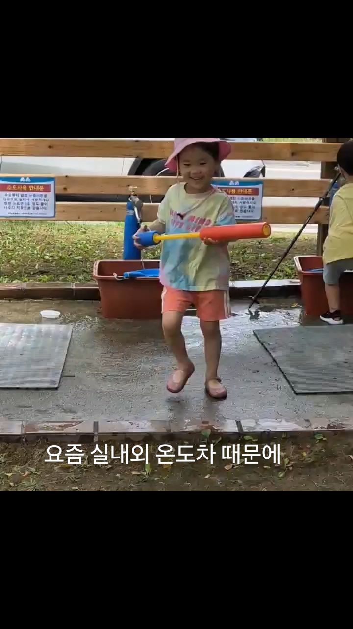 #협찬

너무 습하고 더운 요즘, 에어컨바람을 많이 쐬고 실내외 온도차이가 많이 나서 감기에 걸려 고생하는 우리아이들.

올해는 감기없이 건강하게 여름나기 준비템으로 '차일드라이프 알러케어'를 소개해볼까해요!

저희 아이는 이미 차일드라이프 액상칼슘마그네슘을 꾸준하게 내돈내산으로 구매해서 먹고있었는데요, 어린이 전문 건강기능식품 브랜드로 워낙 유명한 곳이라 믿고 계속 찾고 있어요

그런제가 알러케어는 처음 접해보았는데요 정상적인 면역기능을 돕기 위해 만들어진 제품으로 달콤한 포도맛인데, 천연향료 포도향 및 포도껍질, 포도종자 추출물이 부원료로 사용되어있답니다.

아이들도 거부감없이 잘 먹을 수 있고 비타민C와 아연이 함께들어있어 별도로 아연을 챙겨먹지 않아도 되요

캡슐을 삼키키 어려운 아이들을 위해 흡수력도 좋은 액상제품으로 선택하였는데, 아이가 먼저 영양제 주세요~하면서 찾으니 차일드라이프를 선택한 제가 참 기분이 좋더라구요

아이가 잘먹는 영양제를 찾고있다면, 네이버에 차일드라이프/비올란을 검색해보세요!

#차일드라이프 #아기영양제 #어린이영양제 #아기건강기능식품 #어린이건강기능식품 #아기비타민 #어린이비타민 #아기면역력 #차일드라이프알러케어