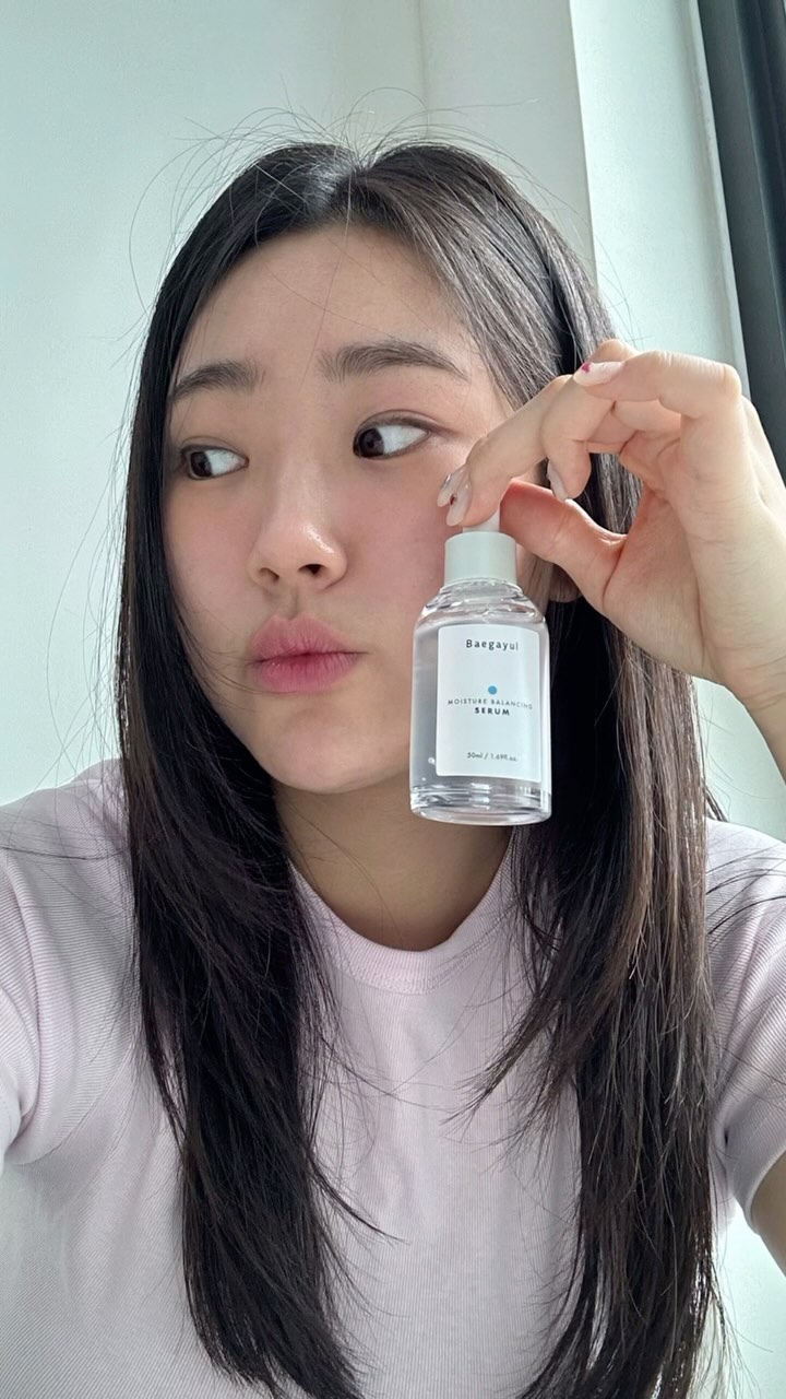 #협찬

✔️백아율 모이스처 밸런싱 세럼 50ml🤍

요즘 덥고 피지과다분비 이슈로 화장이 너무 안먹었는데 이 세럼 덕분에 찐으로 화장이 너무 잘먹고 매일 바르고 화장합니다🥹🤍

여러분 올바른 피부 균형은 스킨케어를 잘 해줘야 하는데 수분의 군형과 지속력이 중요하더라구요 
->그래야 화장 잘먹음

이 세럼이 진짜 바르고 나서 완전 끈적임이 없고 촵촵 흡수가 되거든요 근데 속당김이 없어요 그래서 위에 선크림 바르고 파운데이션을 발라도 전혀1도 안밀리더라구용
⭐️그리고 진짜 좋은점은 피부를 잘 잡아줘서 화장유지력이..👍🏻

또 성분도 매우 중요한 부분인데
✔️멀티 히아루론산
✔️아데노신과 나이아신아마이드 성분
✔️PHA + 율무 (백아율 시그니처 성분) 
✔️여러 허브 추출물
✔️고흥 유자 추출물
✔️합성향료❌ 설페이트 계면활성류 ❌

저는 15일이상 사용해보면서 정말 만족했어요 👍🏻
화장잘먹고 유지 잘 되고⭐️⭐️⭐️

피부를 지켜줄 진짜 수분을 원하시는 분들에게 추천👍🏻👍🏻👍🏻

#화잘먹#백아율#baegayul#수분세럼#화해1위#히아루론산 #세럼추천