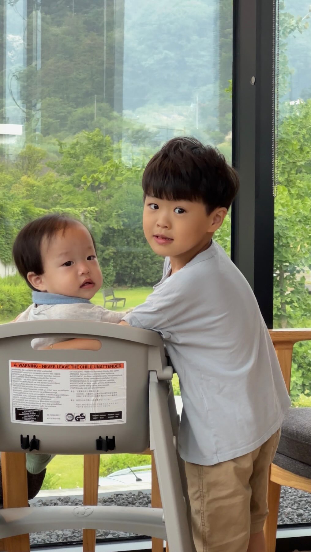 잠에서 깨 뜬눈으로 지새우던 새벽,,
앨범 내려보다 울애기들 많은 영상들 중 극히 몇개 모아모아서,,
사랑하는 내 새꾸들,,평생 의지하며 행복하게만 살아라_🌈🩵