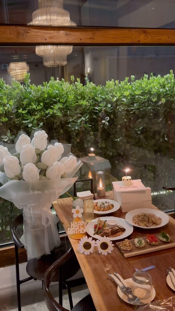 분위기 멋짐 폭팔 넘넘 맛있었던 소나무🌲

고즈넉한 한옥 분위기의 소나무와 웅장한 사운드로 비긴어게인 들으며 눈귀 호강하다가👏🏻
음식 말모말모 입에서 녹음😆
직원분들도 친절하심🤗
생일 파티 하기도 딱 좋고 중요한 접대자리, 모임용으로도 추천👍
각종 위스키, 와인, 칵테일 종류별로 다 있으니 바에서 즐겨보세용🫶🏻
.
.
📌대구 중구 동덕로 56-5 소나무
🚗건물앞 전용 주차장
☎️ 0507-1345-1341
.
.
#대봉동맛집#대봉동술집#대봉동분위기좋은곳#대구맛집#대구술집#대구분위기좋은곳#대구모임장소#대구접대장소#생일파티#생일파티하기좋은곳#생일파티장소#대구위스키#대구와인바#대구스테이크#대봉동소나무#소나무#대봉동핫플