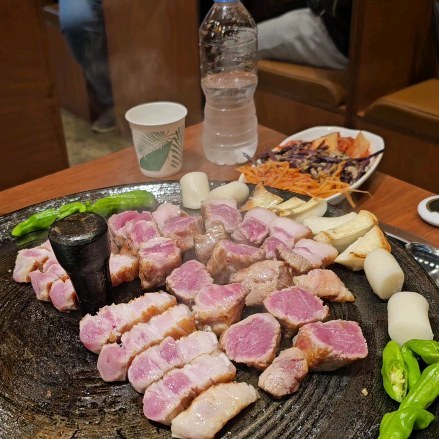 대왕 솥뚜껑 삼겹살 맛집 만재네 🔥

고기는 한번씩 초벌이 되서 나와서 굽는시간 단축 가능!
고기는 직원분들이 먹기 좋게 구워주셔서 좋았고

목살은 두툼해서 최고 엄청 부드럽고 육즙 가득 
항정이랑 가브리살은 배불러 못먹어서 아쉬웠지만

다른 손님들이 많이 주문해서 드시는 만큼
항정이랑 가브리살은 많이 주문해 드셔서 인기 메뉴인게 실감 될정도..😯 

#청주복대동맛집#청주고깃집#청주만재네#복대동만재네#만재네#복대존#복대동고깃집#고깃집#돼지고기#삼겹살#복대동맛집#목살#솥뚜껑삼겹살##맛집#맛집추천#청주맛집추천#복대동맛집추천#좋아요#먹스타#맛스타#오늘모묵지_청주