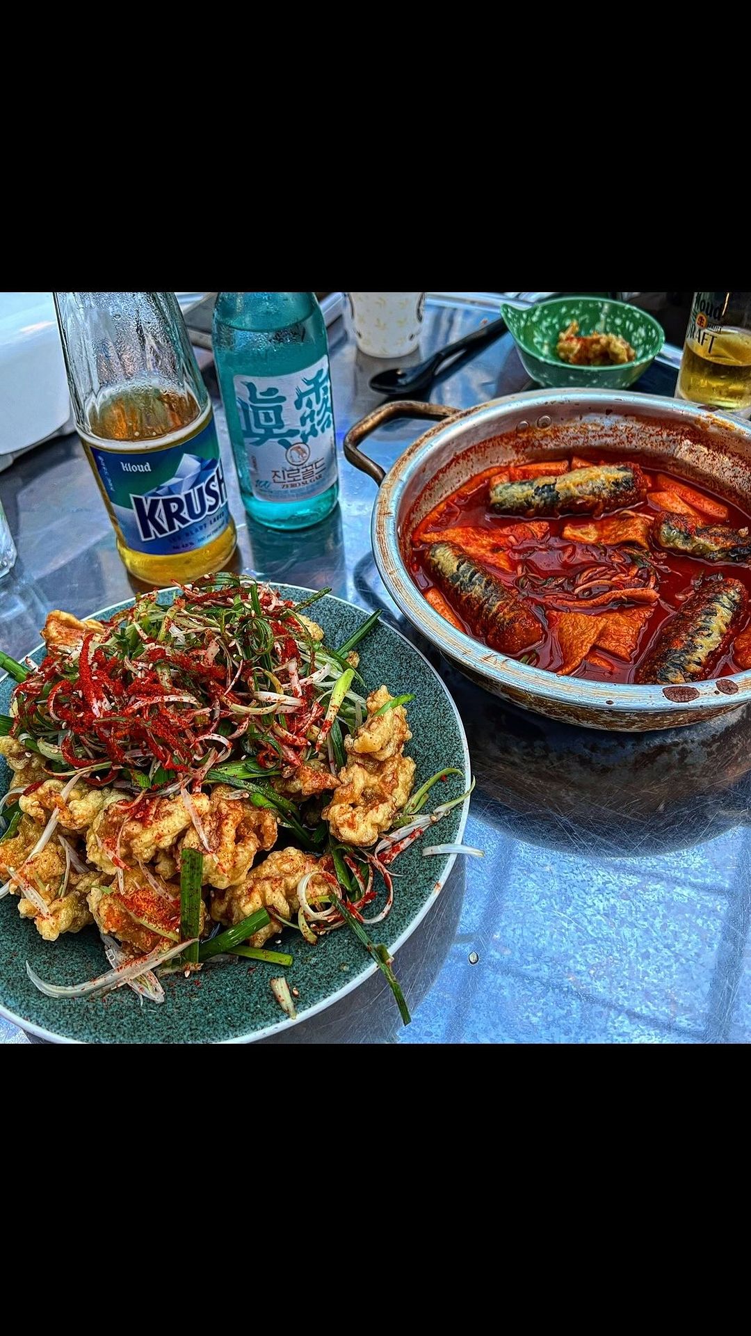 #협찬 강남 논현에 가성비&감성 모두 잡은 루프탑 옥상포차👍

#강남술집 #강남데이트 #옥상포차

강남 논현 한복판에 옥상 감성 터지는 포차가 있다?!
심지어 가성비까지 모두 잡은 옥상포차!

논현역, 신논현역 사이 대로변에 위치했는데 사무실느낌의 건물에 5층으로 올라오는 순간 다른 세상으로 들어오는 느낌😱

루프탑에 돔 형태 투명한 지붕이 열렸다 닫혔다 하는데 분위기가 너무 좋다곰!!!

공간도 넓어서 회식이나 모임으로도 딱 좋을것 같다곰🥹

메뉴도 다양하게 있는데 베스트라는 갈비유린기, 옥상 국물떡볶이로 주문👌

튀김도 빠삭하게 너무 맛있고 유린기 소스도 대박!
떡볶이도 살짝 매콤하니 ㅈㅁㅌ🥰

분위기만 그럴싸하게 해두고 맛은 엉망인 포차도 많은데 옥상포차는 분위기 맛 감성 가성비 모두 잡았다곰👍

다만 너무 츼할수 있으니 주의😂

강남 논현 근처에 약속이 있다면 꼭 한번 가보기를!

아무튼 직장인 잡식 북극곰은 맛저하러 간다곰🐻‍❄

#강남루프탑 #강남회식논현동루프탑 #논현동회식 #논현동단체 #논현단체모임 #논현동술집 #논현술집 #논현데이트 #논현동데이트 #옥상포차
#먹스타그램 #먹팔 #맛집 #맛집추천 #유튜브 #브이로그 #잡곰