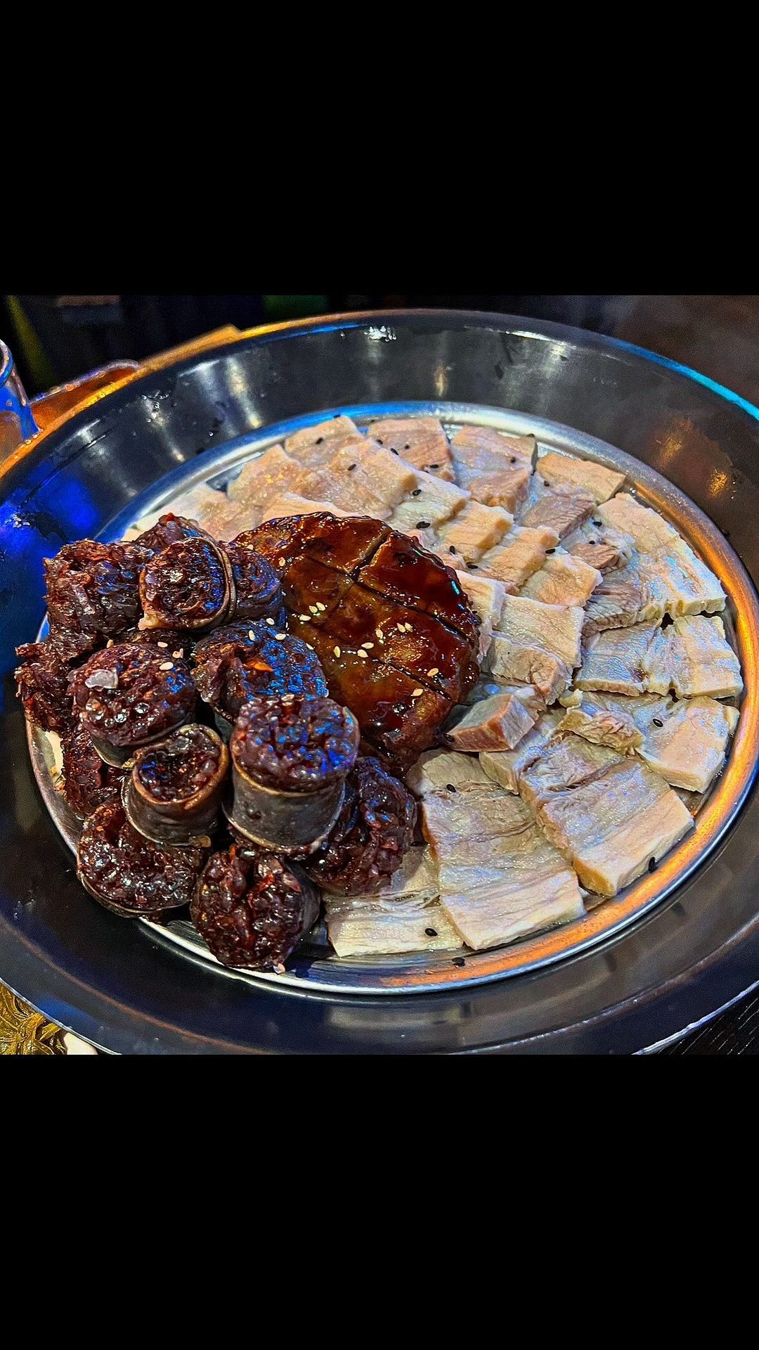 #협찬 방이동 분위기 좋은 찐 맛집 대박쌈👍

#방이먹자골목술집 #대박쌈

방이동에 맛집이 정말 많지만 분위기도 좋고 음식도 맛있는 곳은 많지 않다곰😭
메뉴도 통일하기 어려워서 어디갈지 고민인데 이곳은 보쌈, 순대, 함박스테이크, 새우장까지 없는게 없는 맛집이라곰!

들어갈때 부터 벚꽃 갬성이 낭낭~하니 일본풍인데 음식은 한식 느낌에 퓨전!
보쌈메뉴랑 새우장까지 세트메뉴도 있어서 보통 세트를 많이 시키는것 같다곰~!

잡곰이도 모듬세트 주문👌

보쌈 퀄리티도 좋은데 순대, 함박스테이크까지 신선한 조합이라곰~
새우장까지 같이 곁들여주면 술이 술술 들어간다곰🤣

넓은 자리도 있어서 회식도 많이 오시는것 같고 데이트하고 한잔 걸치기도 딱 좋은 대박쌈!

방이동으로 간다면 꼭 한번 가보라😊

아무튼 직장인 잡식 북극곰은 맛저하러 간다곰🐻‍❄

#방이먹자골목맛집 #방이동술집 #방이동회식 #방이동모임 #방이동맛집 #방이동보쌈 #잠실맛집 #잠실술집
#먹스타그램 #먹방 #먹스타 #먹팔 #맛집 #맛집추천 #유튜브 #브이로그 #잡곰
