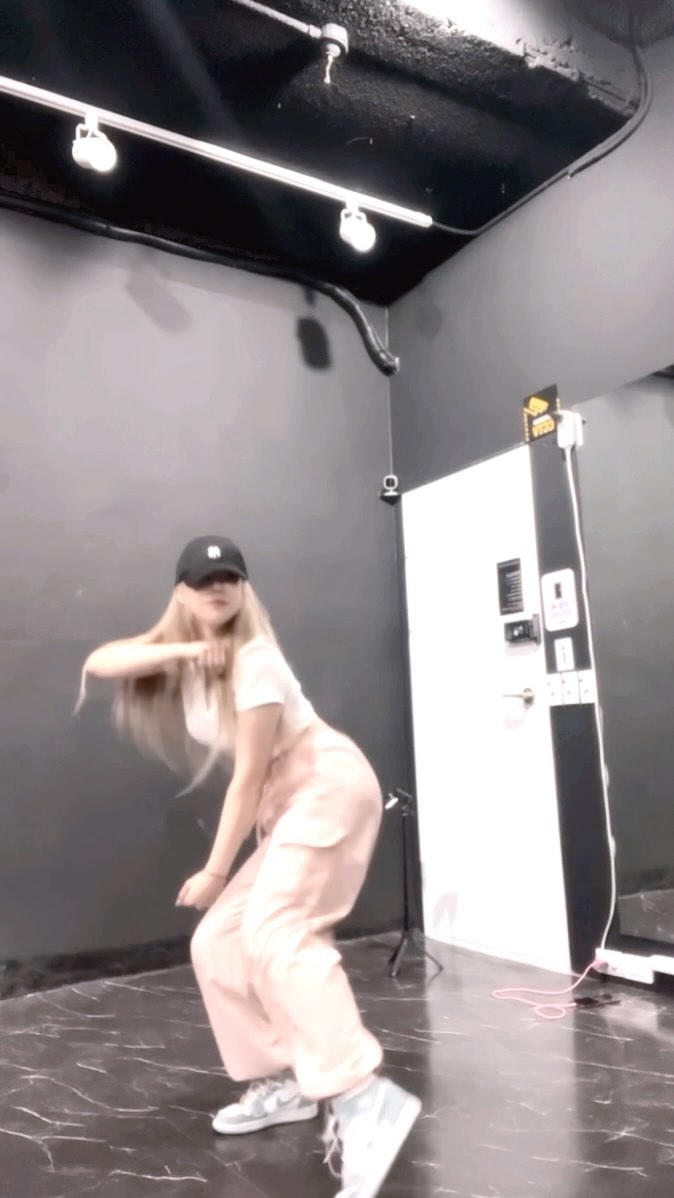 내 알고리즘에 요즘 하도 많이 뜨는,,,,
근데 노래보단 춤이 내 스탈이길래🫶

#pocketlocket #pocketlocketchallenge #dance