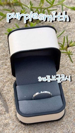 #협찬 

예쁜 광이 반짝반짝 빛이나 너무 예쁜 은반지
고급스런 패키지에 선물하기도 너무 좋고 사이즈도 잘맞아요!
디자인도 예뻐서 데일리로 요즘 애정하고있는템❤️

저의 손을 블링블링
얼굴도 블링블링✨

#퍼플스미스 #은반지