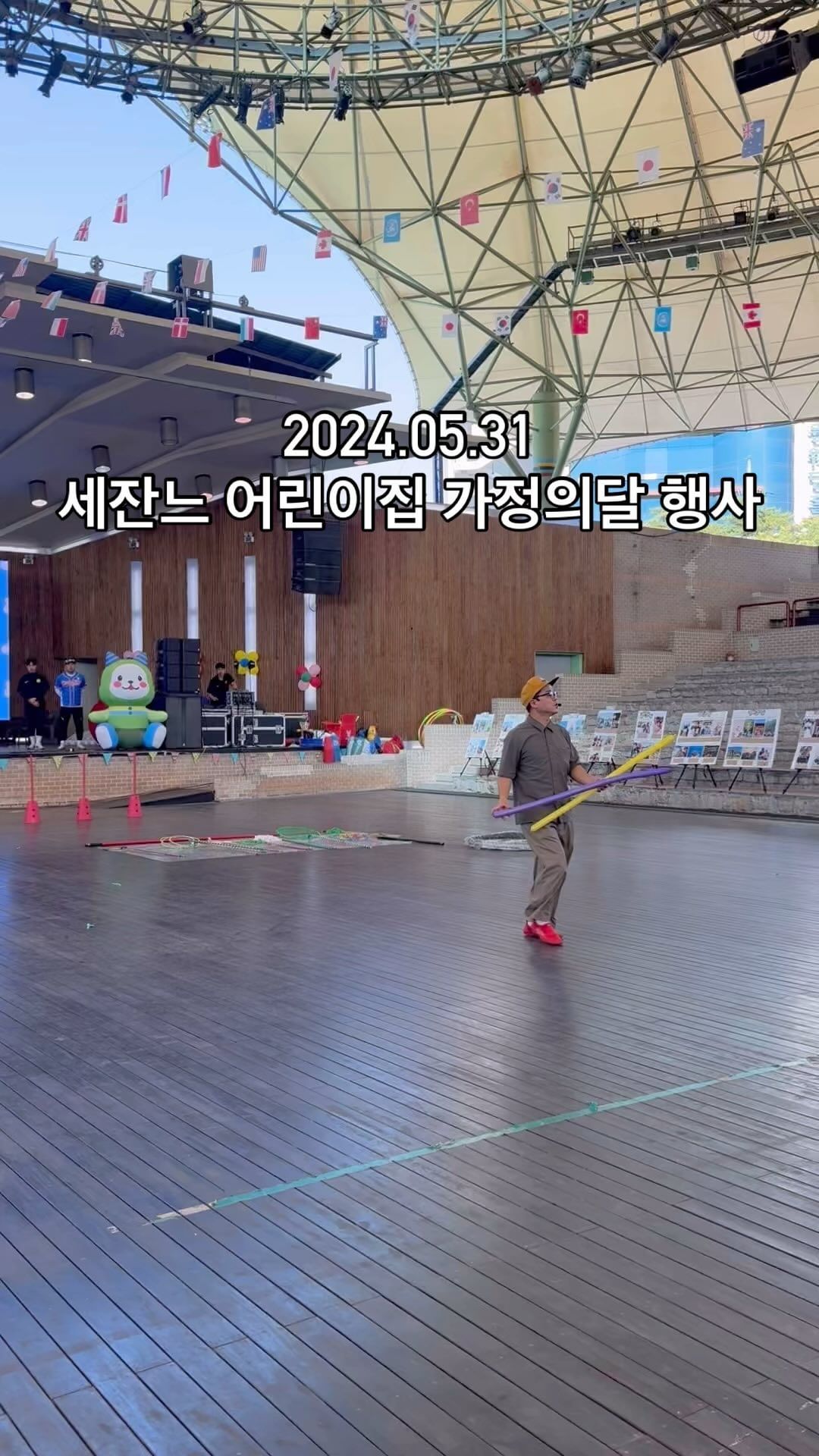 체육대회 끝나고 일하다가 바로 조퇴달고 어린이집 행사 참여
서영이를 시작으로 서현이 그리고 서은이까지
한 어린이집 계속 보내고 있는 나 ㅎㅎ 첫째 둘째는 물론이고 셋째까지
유치원 안보내고 세잔느에 계속 보내는데는 나름의 이유가 있다
이번 달에도 부모 행사가 있었고 
올해는 언니들이 학원 다니느라 시간이 안되니 서은이와 나만 참여! 
지칠대로 지쳤으나 우리 서은이를 보니
날 닮았어... 계속 뛰어... 내딸이 확실해...
오늘도 알차고 즐거웠다😊
.
.
.
.
#어린이집 #어린이집행사 #서은기록 #서은성장기록 #워킹맘 #안동어린이집추천 #세잔느어린이집 #안동세잔느어린이집