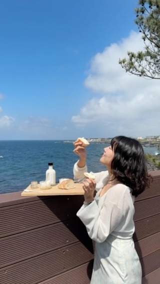 제주 카이막하면 이제 요기~~~~🤍🤍

제주공항에서도 멀지 않기도 하고,
바다 바로 앞에 있어서 접근성이 너무 
좋은 곳이라 꼭 소개해드리고 싶었던 곳이랍니다

시소 카이막이라는 곳인데요-
단일 메뉴로 판매하는 만큼 정말 카이막에
❛진심❜ 이구나 생각이 들었어요,,!

영상 막바지에 보면 카이막을 말아주는
모습이 들어있는데요~_~
굉장히 신기하고 많던 양이 이렇게나
줄어드는구나 생각이 들어서 진짜 만들기 어렵네,,
절로 떠올랐답니다 호호.

카이막 진짜 맛있으니 꼬옥 가보시길 추천해요-!

📍시소 카이막 @siso.kaymak 
-제주특별자치도 제주시 애월읍 애월해안로 566

🕰️운영, 10:00-20:00
🅿️매장 앞 주차장 있으니 걱정말고 오셔요-