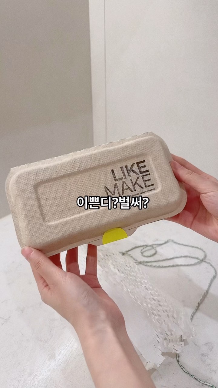 #광고#라이크메이크#아이폰케이스#휴대폰케이스#likemake
깨끗한 폰케이스가 딱 필요했어요.
삼각대에 딱 바로 꽂힐만한 걸루요~
☺️
이제 곧 여름이니까,
시원~하게 투명에다가 하늘색 프린팅이라
맘에 들어요~
뭔가 납작~한 느낌인데
모서리가 받침같은게 있어서
카메라 보호도되고 이런 디테일 스릉흡니드~