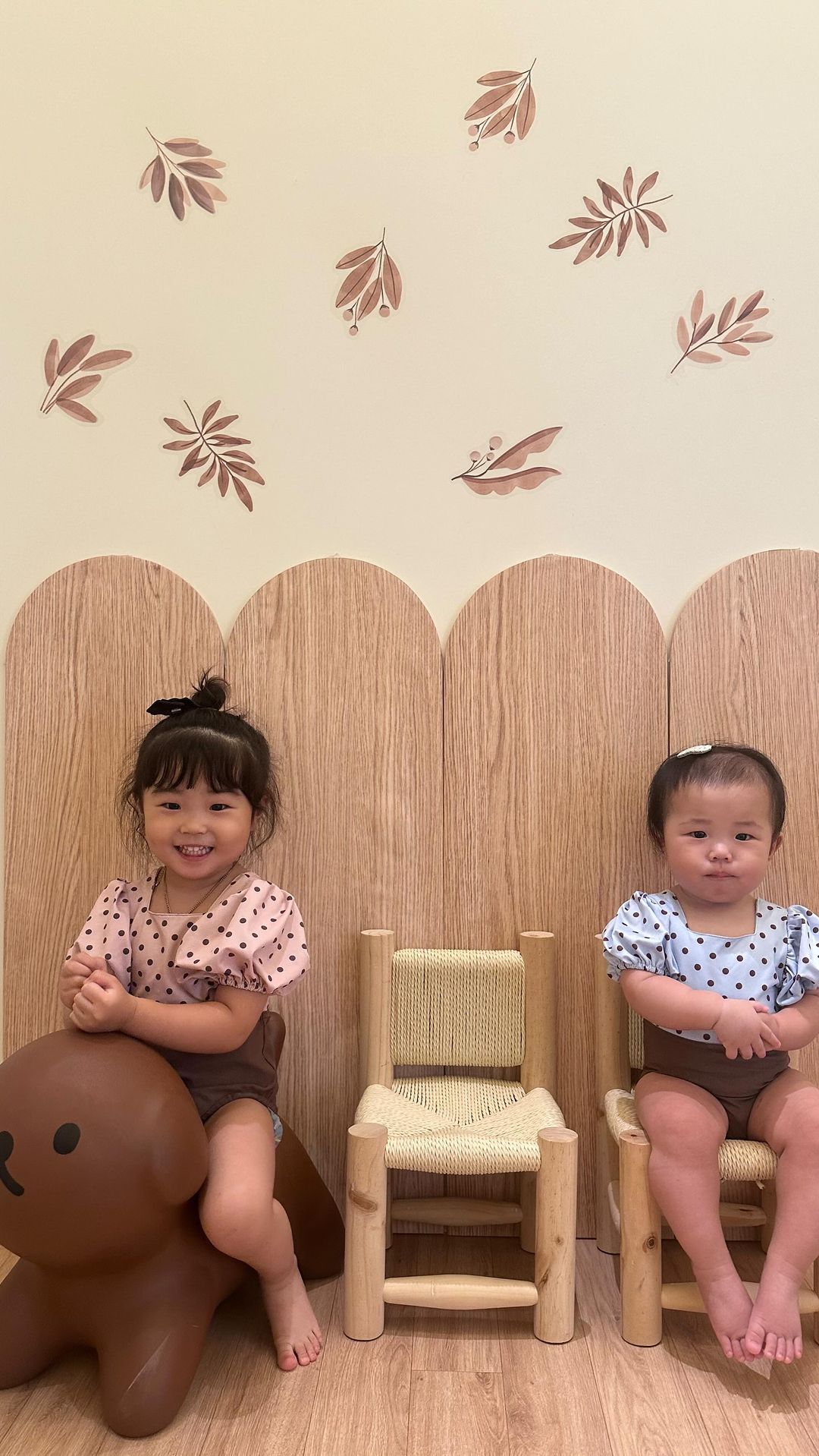 👧🏻 D+796 👶🏻 D+267

방가네 1박 2일 여름휴가 1분 요약🩵🩵🍉

갬성 풀빌라에, 맛도리 음식에, 육퇴 후 새벽 세시까지 뽕 빠지게 놀다 잔 완벽한 휴가 🤣🤣

#daily#instababy#babystagram#fff#lfl#ootd#일상#데일리#일상기록#소통#좋반#선팔#맞팔#좋아요#팔로우#딸맘#연년생#연년생자매#자매룩#육아소통#육아일상#육아기록#호랑이띠아기#토끼띠아기#26개월아기#8개월아기#청주여행#청주풀빌라#스테이단아