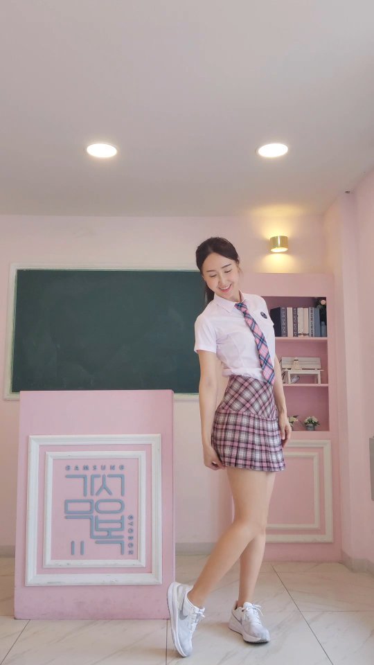 #기분전환 #교복컨셉 👩‍🎓👩‍🏫

낯간지러워서
사실 인스타에 올릴 생각은 없었는데,
ㅤ 

울 인친님들이 어제 넘 걱정해주셔서.. 
괜히 죄송하기도 하고, 고맙고..... 위로도 되더라구요 🥺

그래서 분위기 전환겸 웃으시라고 올려봤어요 😍

ㅤ 
푹자고 오늘 운동까지 다녀오니,
확실히 어제보다 홀가분하고 편안해지구요 🙂
저 괜찮아요 🙆‍♀️ 힝

ㅤ 
 #오운완 하고 나서 운동이 주는 힘과 
비타민같은 저의 찐친님들 덕분에 🔋
오늘 무더위까지 이겨냈다구요 🌞

고맙고 또 고마워요 😘 진짜... 최고야 👍

ㅤ 

아! 영상설명.
영상 만들어서 업로드 해야할 일이 있어서 교복을 입게 됬는데,
교복입기전엔 낯간지럽게 무슨 교복을?!.. 이랬다가
입어보고 넘 예뻐서 🎶 재밌고 신나게 즐겨봤어요 
빌려입을때보니 33사이즈까지 있더라구요 😮

ㅤ 
33입으시는분 ❓️

#디아더스 #잠실교복대여 #롯데월드교복대여 #교복패션#교복코디 #추억놀이 #미즈모델 #미시즈모델#이미지모델#운동하는여자 #자기관리 #인플 #교복릴스 #감성교복잠실본점