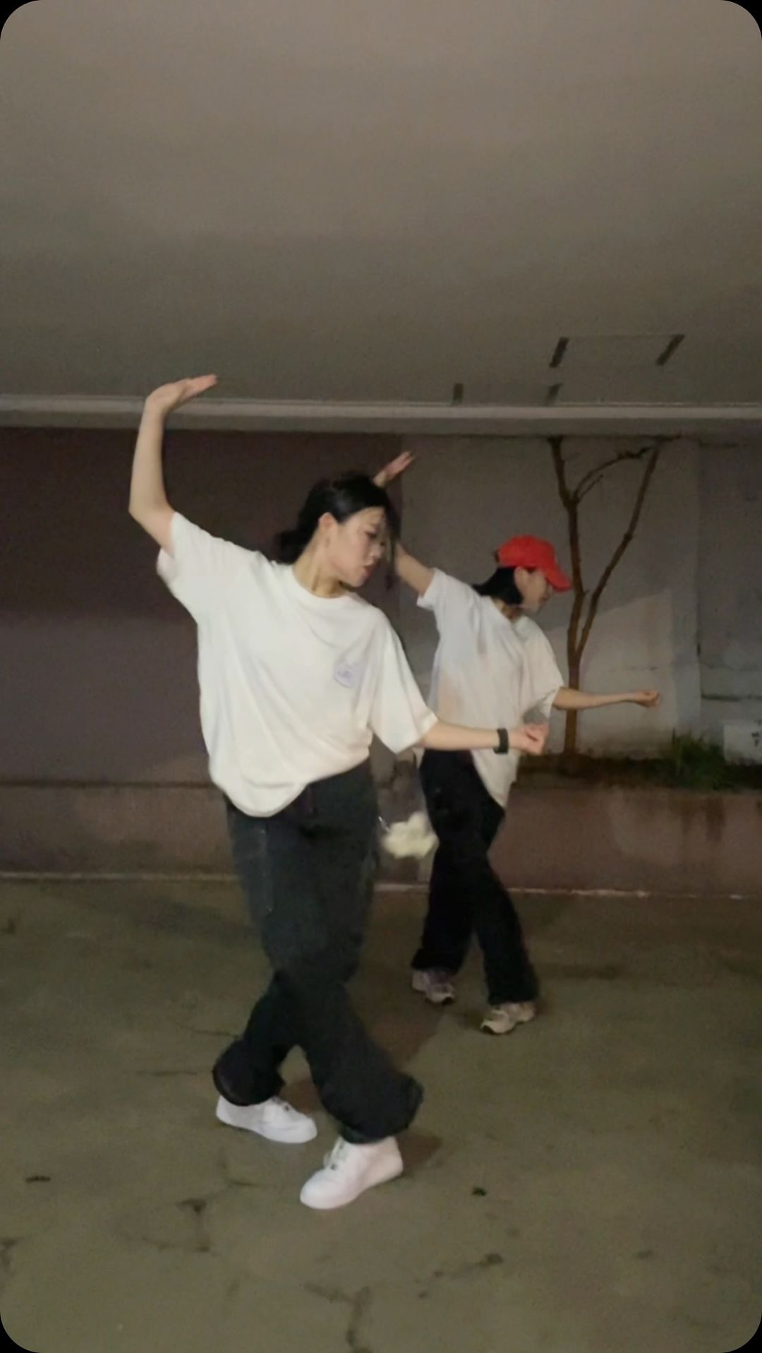 울 언니와 커플티 입고 lmr챌린저 참여했어요오 💟

 lmr만의 레터링이 담긴 시원한 심볼 로고 드로잉 레터링 티셔츠 와 춤 출때도 편안한 스티치 카고 스트링 팬츠! 힙함 가득 담은 코디와 함께 우리의 귀여운 샹뇽이까아지🐈🤎
 
 #LMR #엘엠알 #LMR챌린저 #샹뇽이 #샹뇽이키링 #btsjimin #btsbighit #bts #dancechallenge #지민 #who